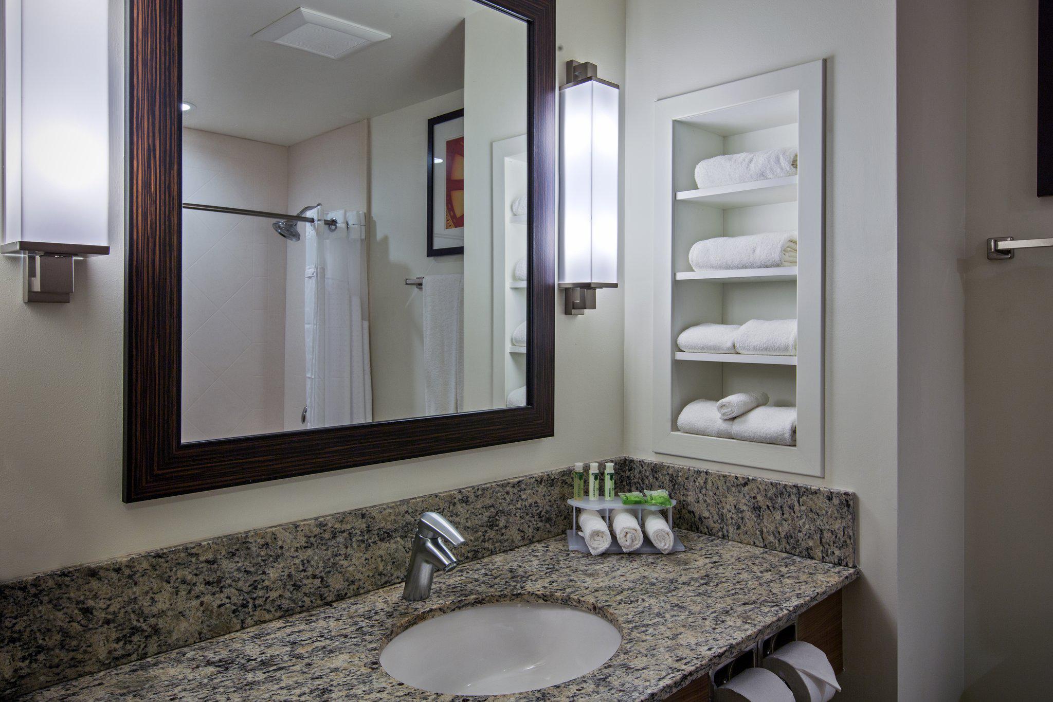 Holiday Inn Express & Suites Kailua-Kona Photo