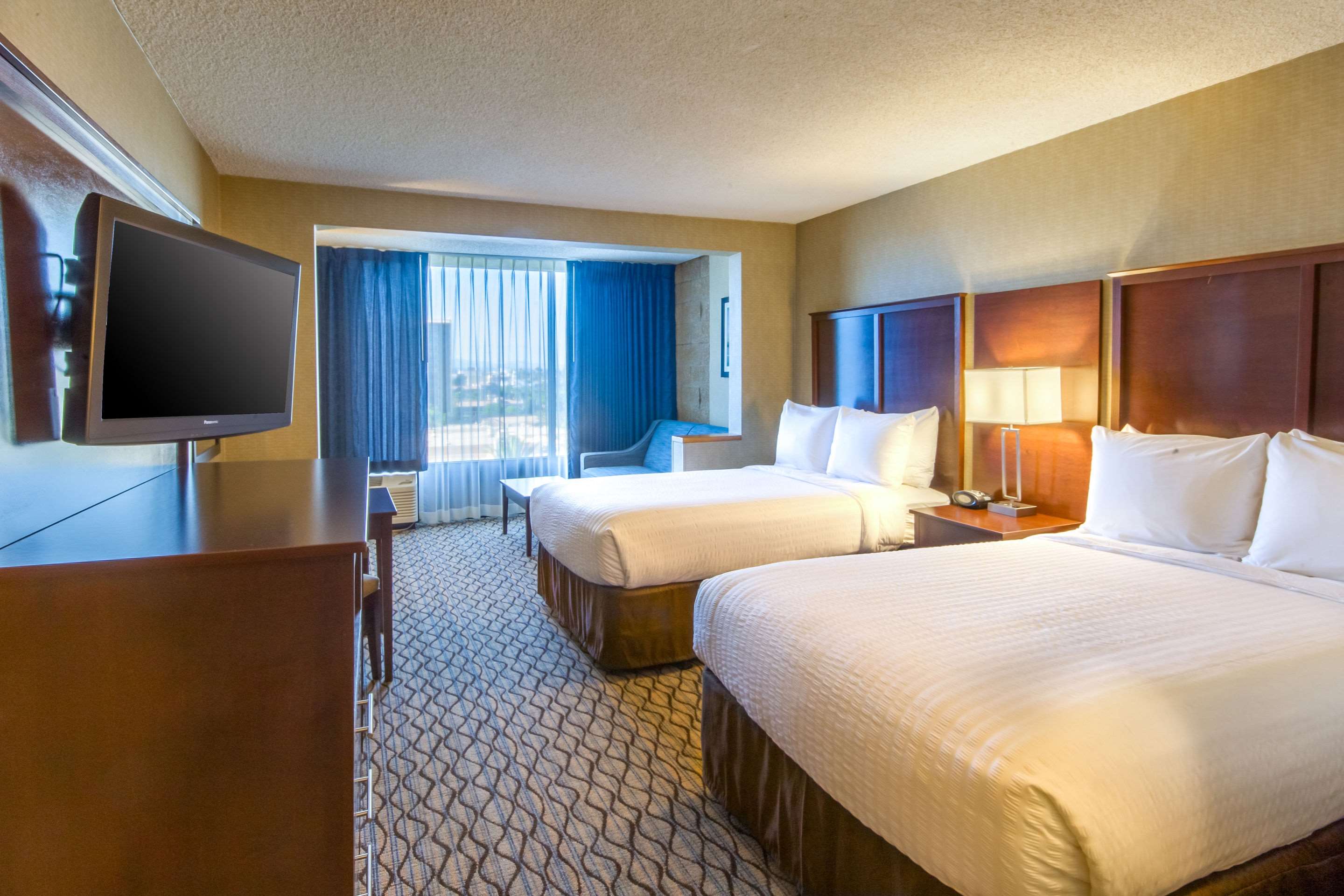 Clarion Hotel Anaheim Resort Photo