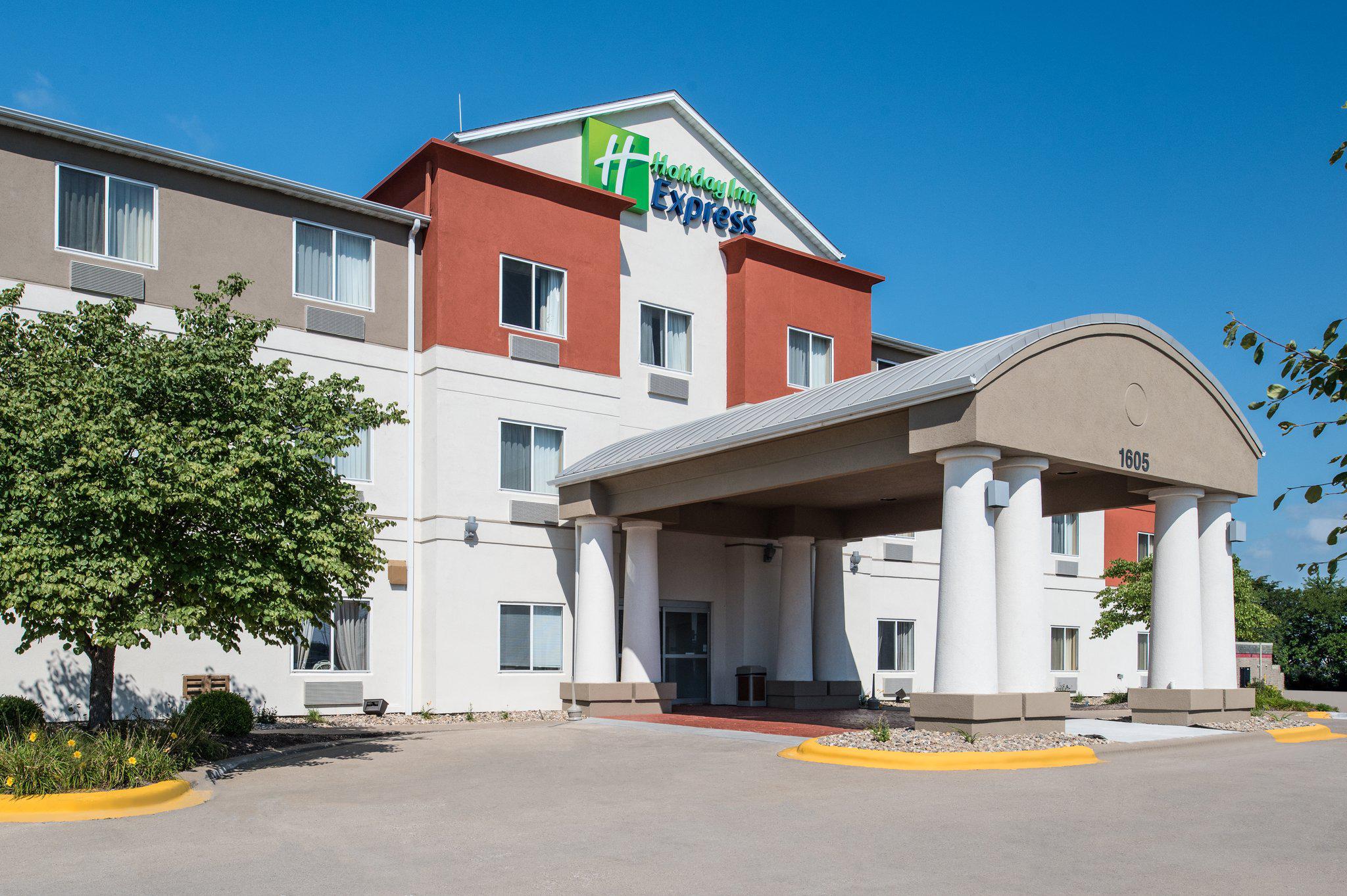 Holiday Inn Express & Suites Burlington Photo