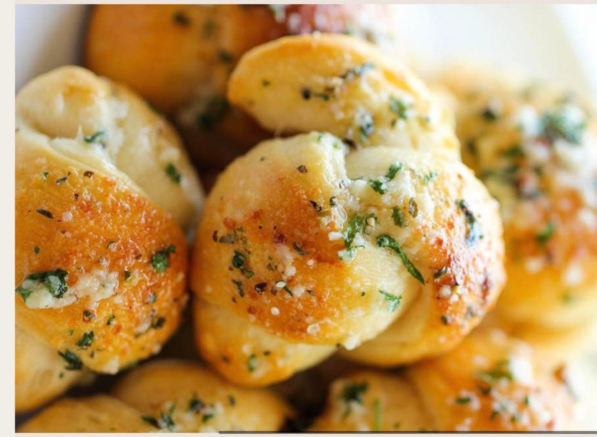 GARLIC KNOTS