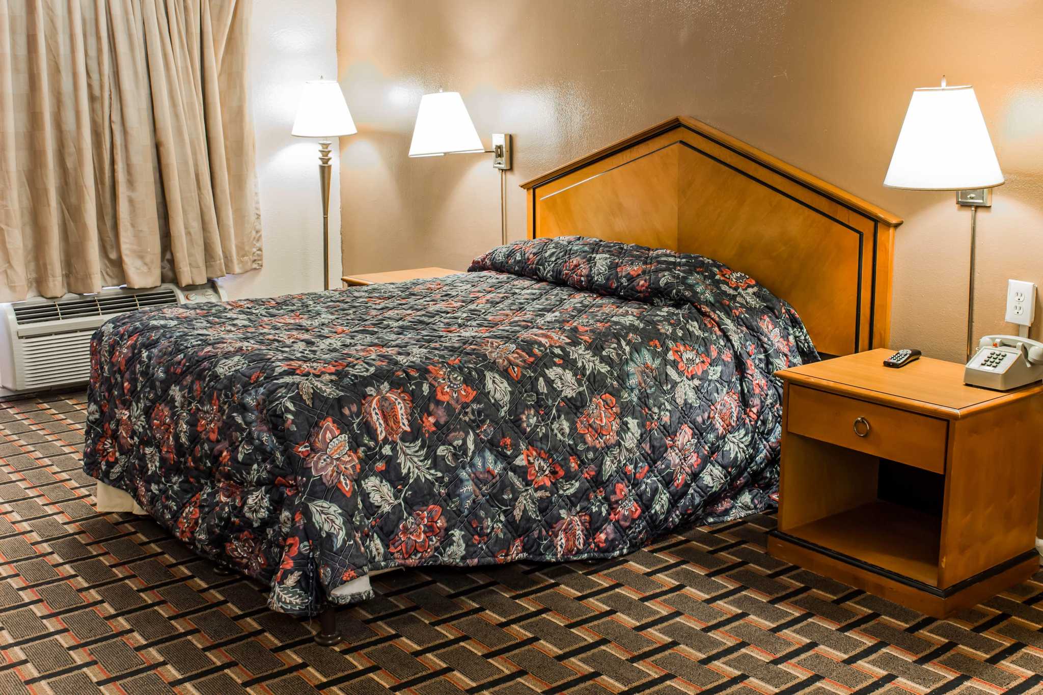 Rodeway Inn &amp; Suites Logo