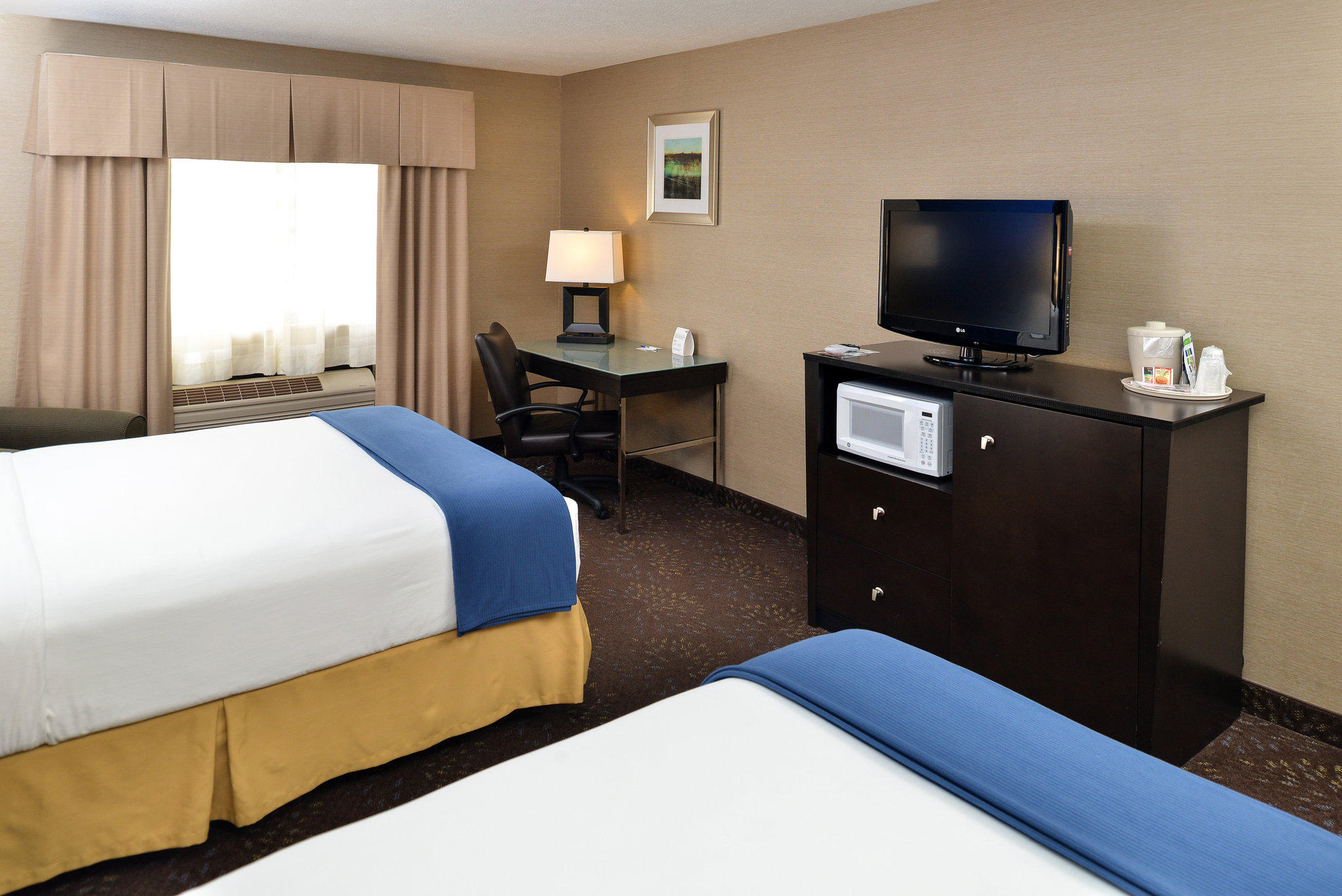 Holiday Inn Express & Suites Charlotte Photo