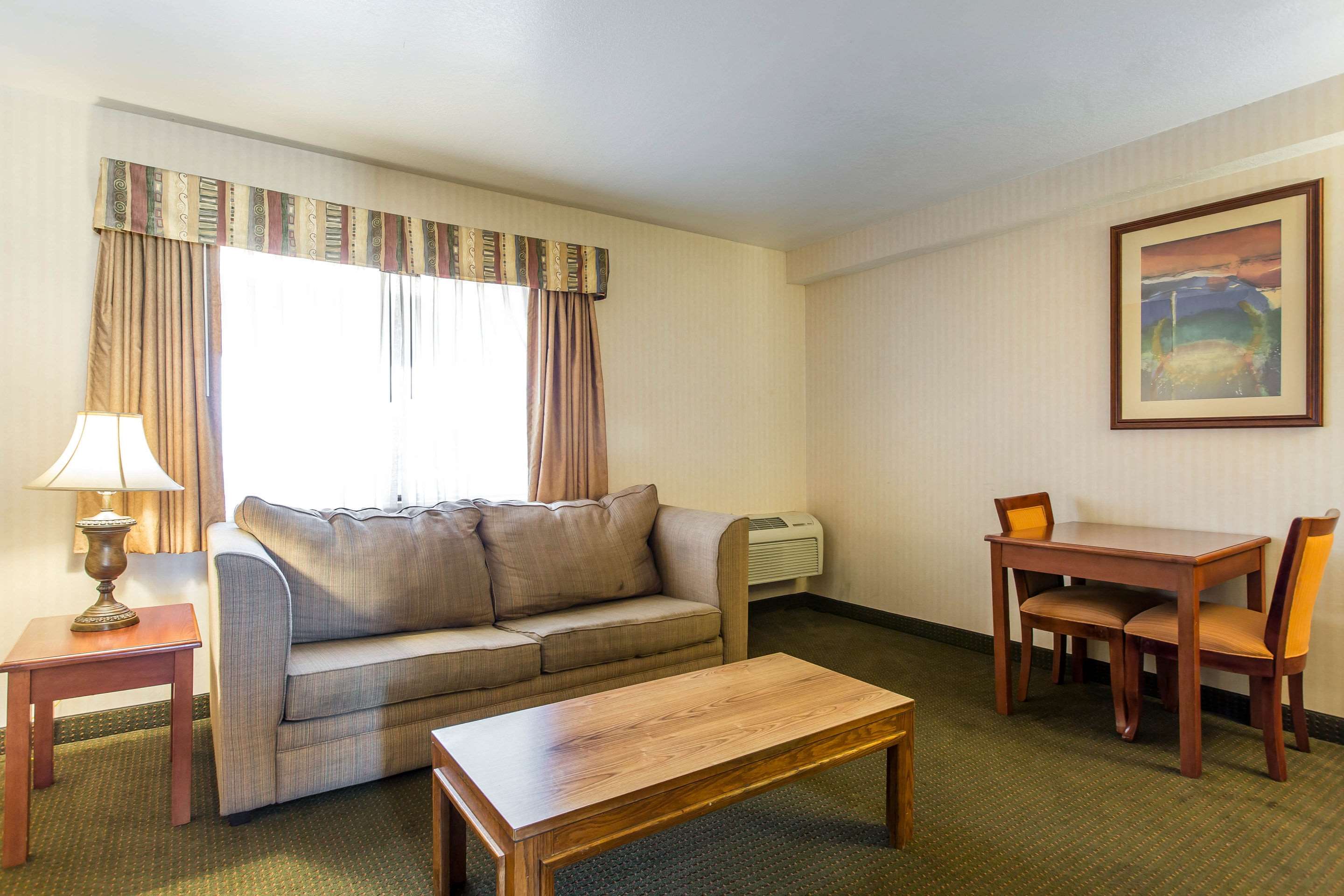 Econo Lodge Inn & Suites Riverside - Corona Photo