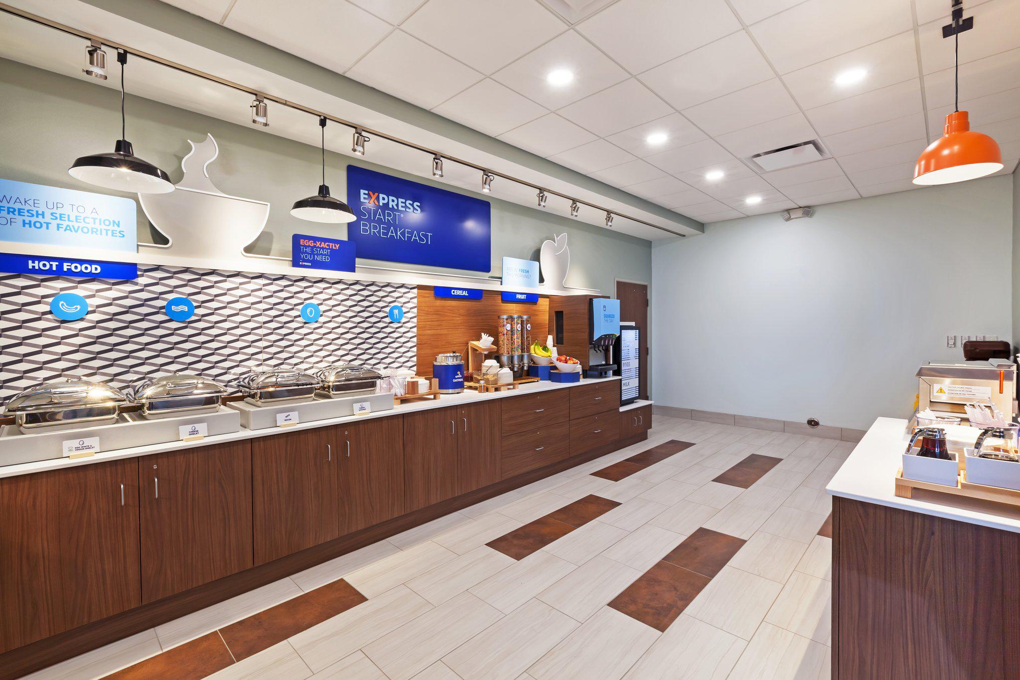 Holiday Inn Express & Suites Lenexa - Overland Park Area Photo