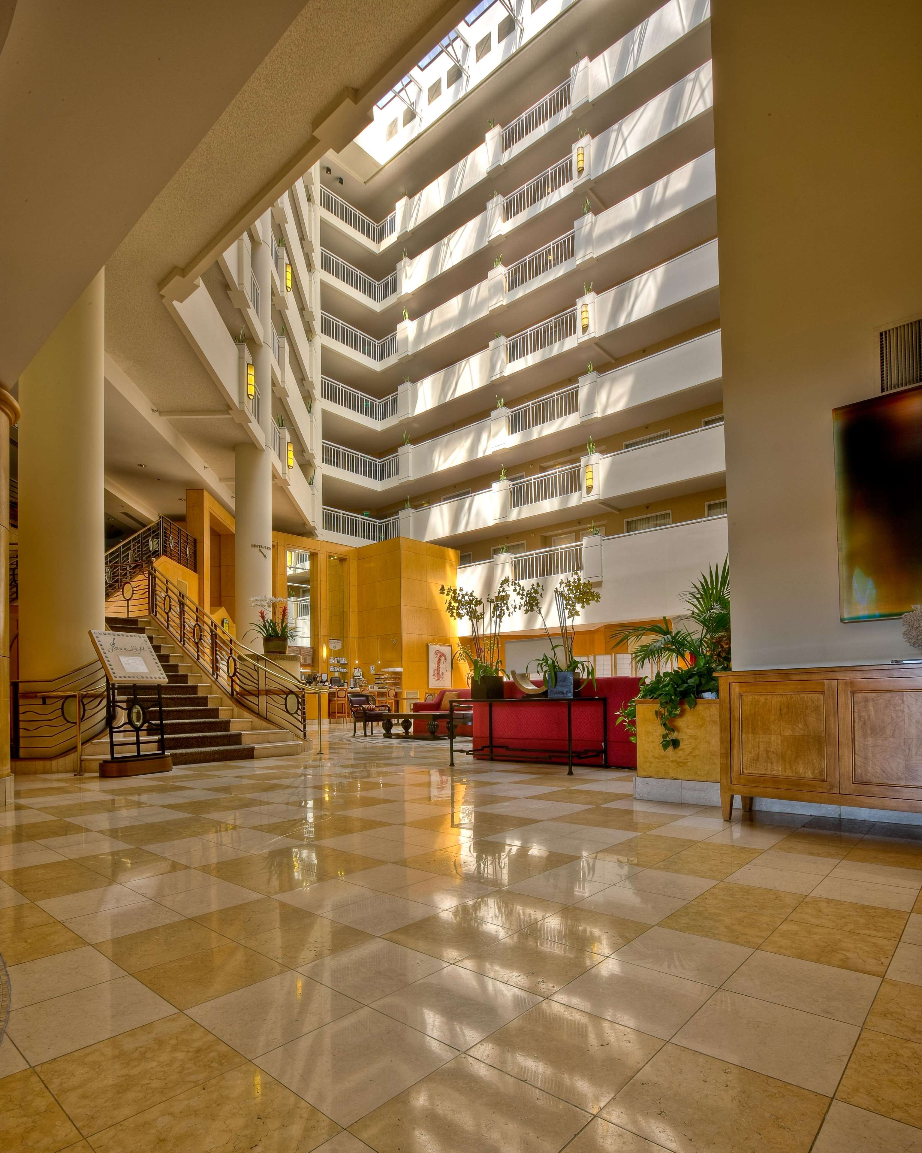 DoubleTree Suites by Hilton Hotel Santa Monica Photo