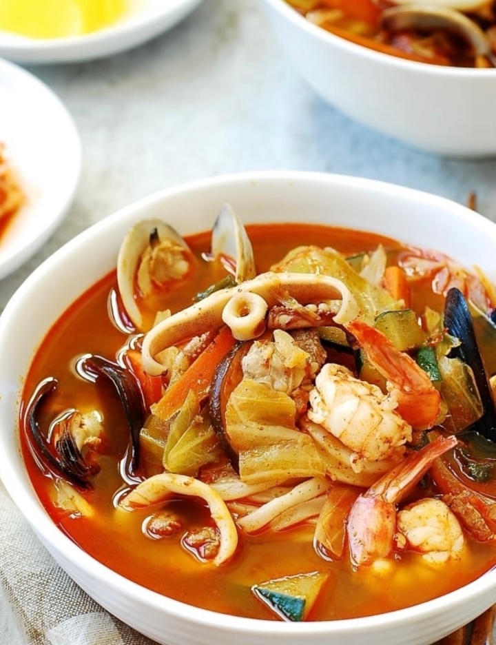 Jjampong Noodle Soup