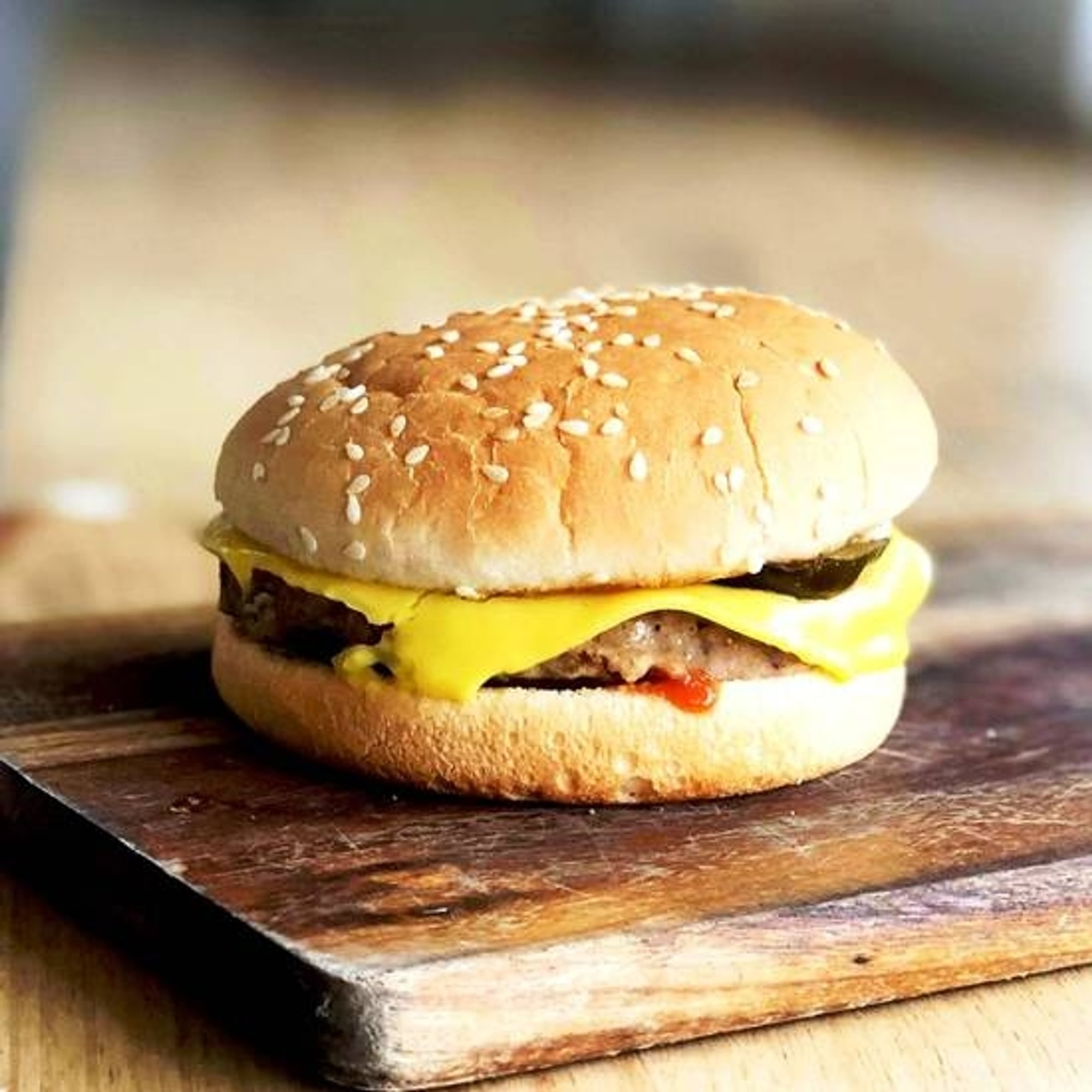 Hamburguesa con Queso/Cheeseburger w/fries