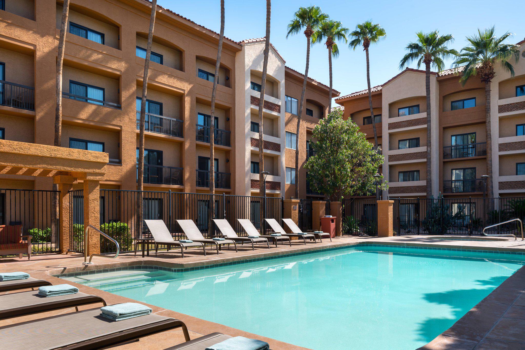 Courtyard by Marriott Phoenix Camelback Photo