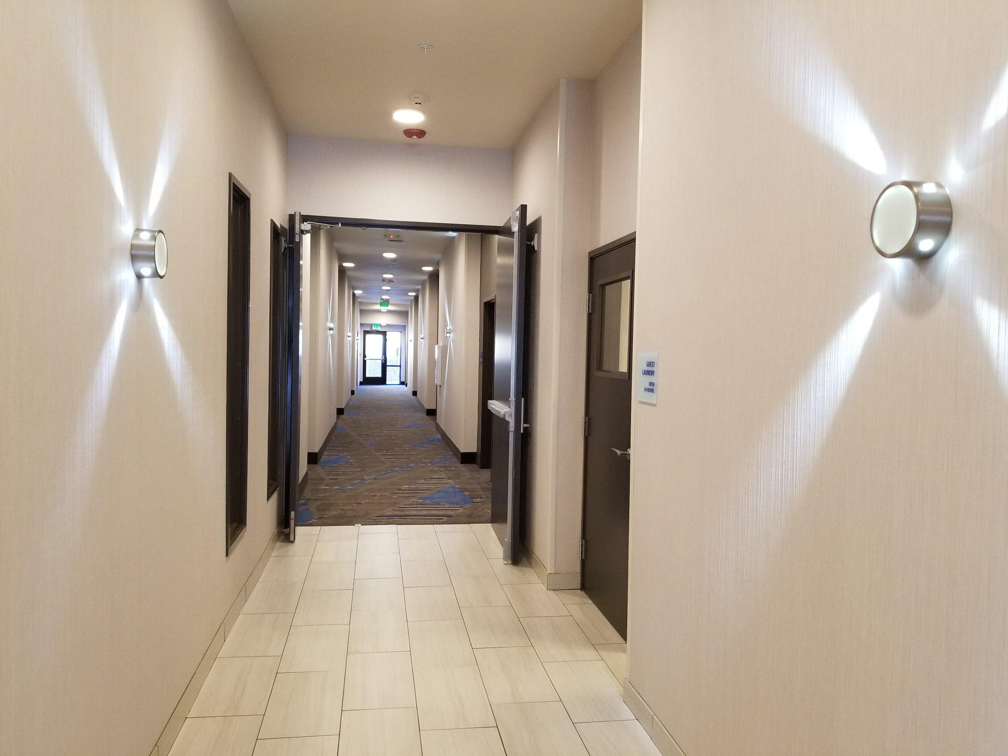 Holiday Inn Express & Suites Colorado Springs Afa Northgate Photo