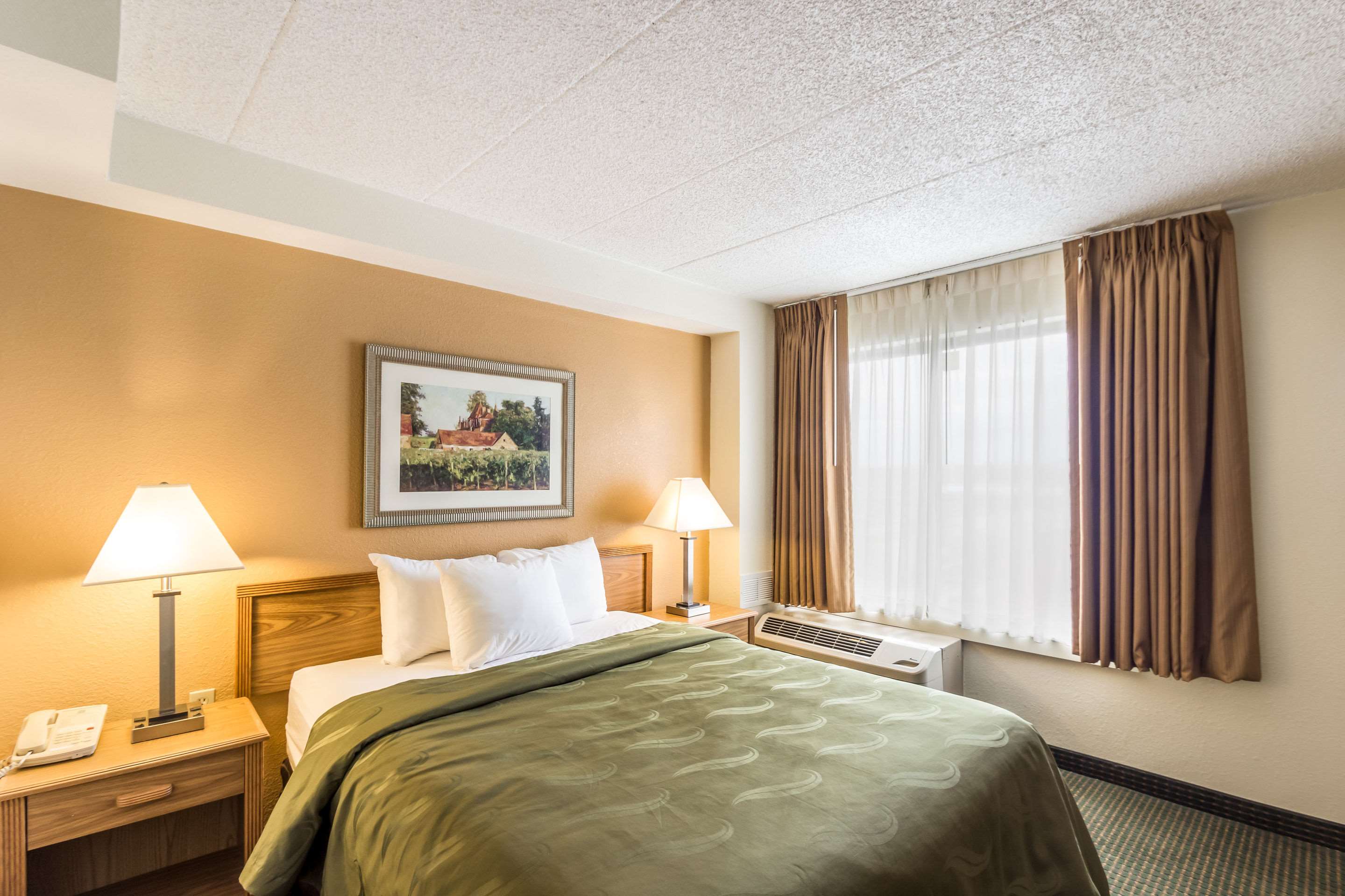 Quality Suites Milwaukee Airport Photo