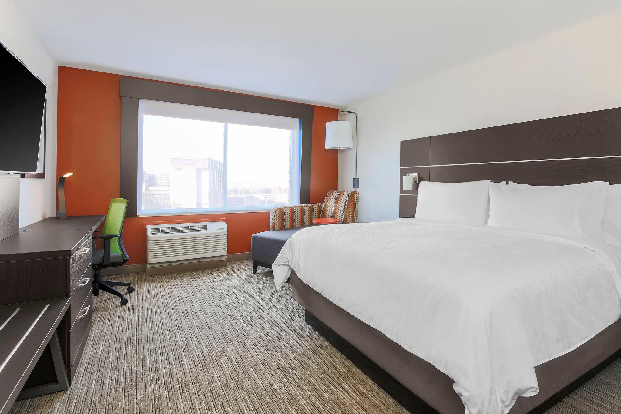 Holiday Inn Express & Suites Chicago O'Hare Airport Photo