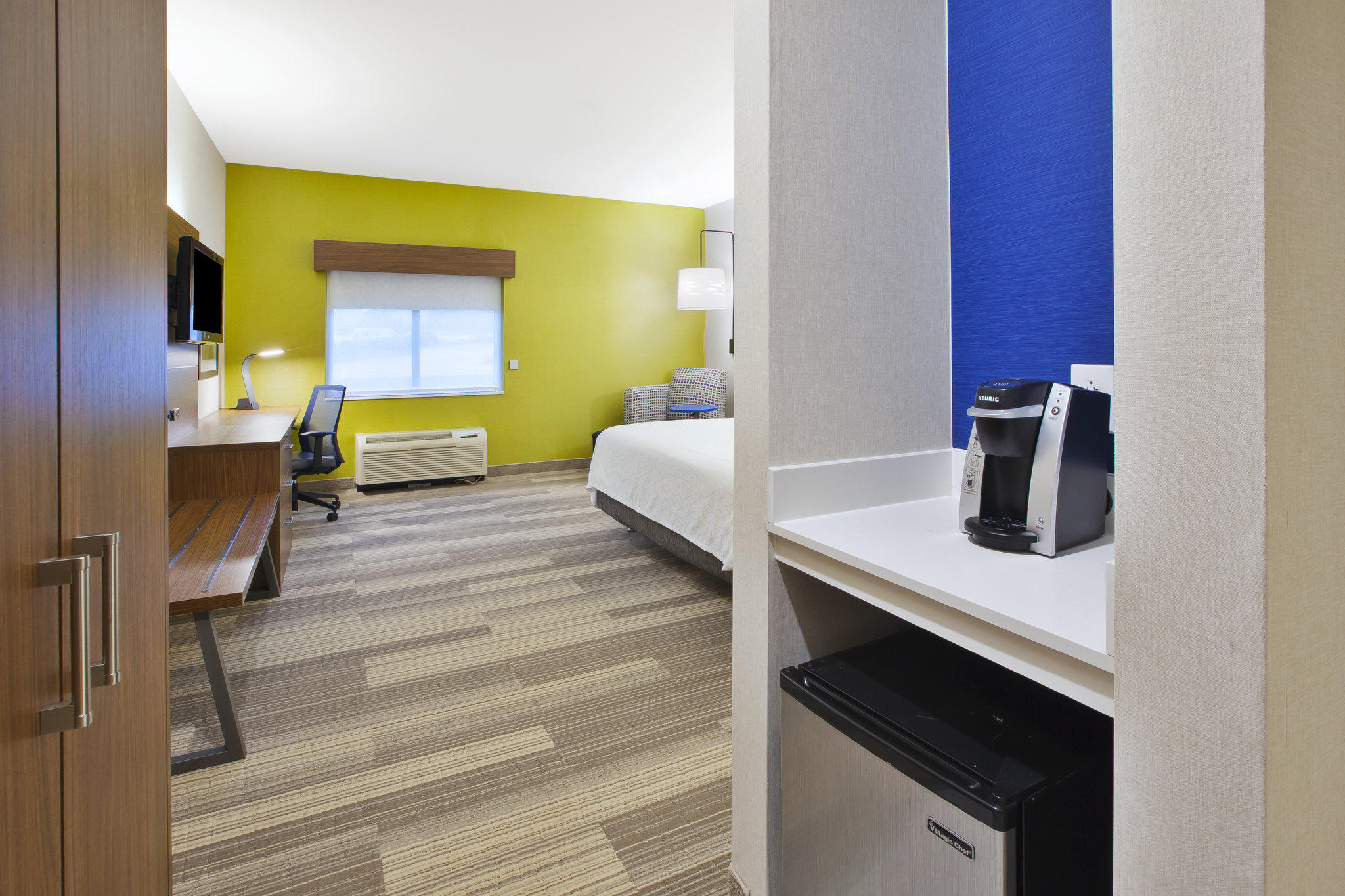 Holiday Inn Express & Suites Rochester-Victor Photo