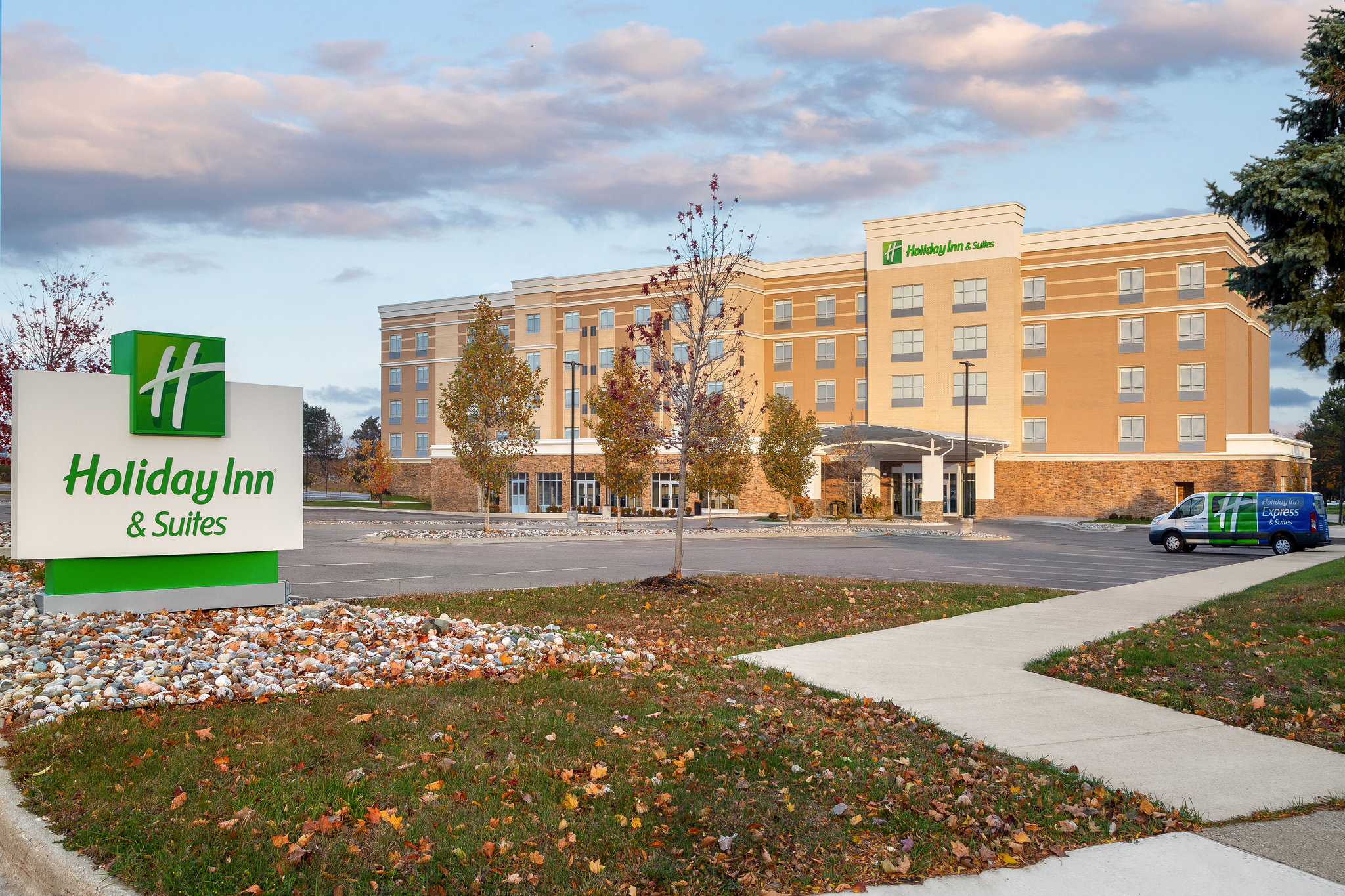 Holiday Inn & Suites Detroit - Troy by IHG Image