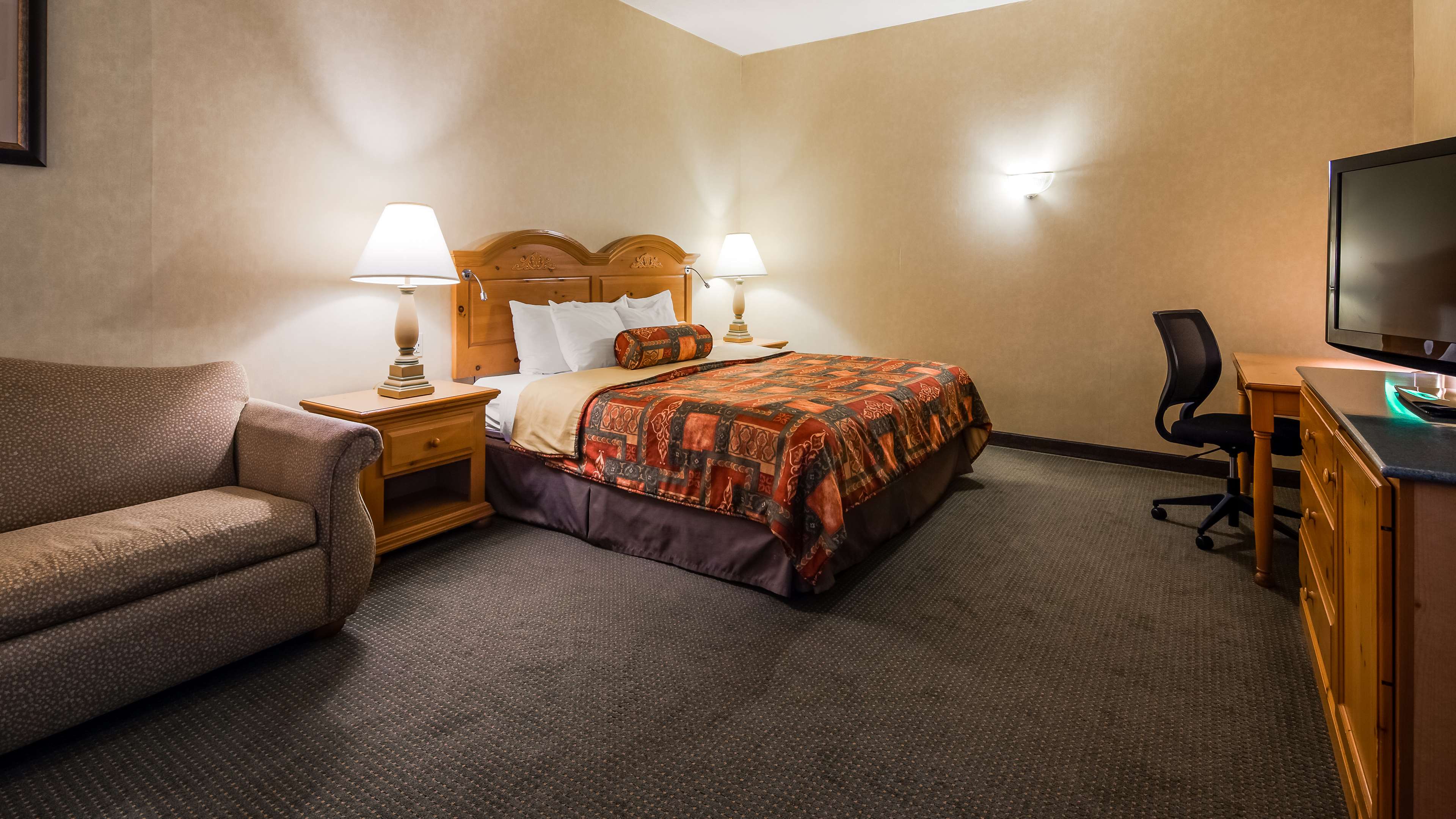 Best Western Plus Revere Inn & Suites Photo