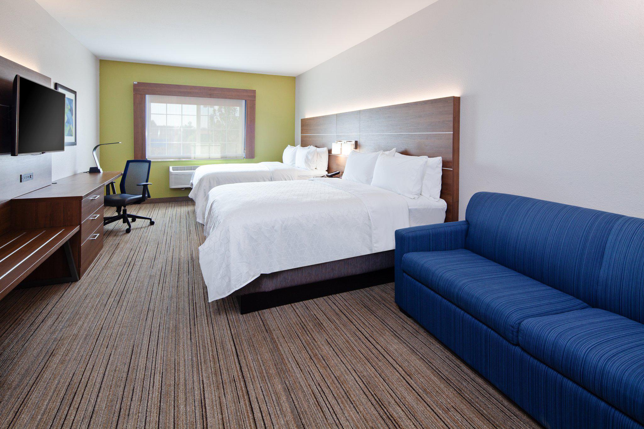 Holiday Inn Express & Suites Tulare Photo