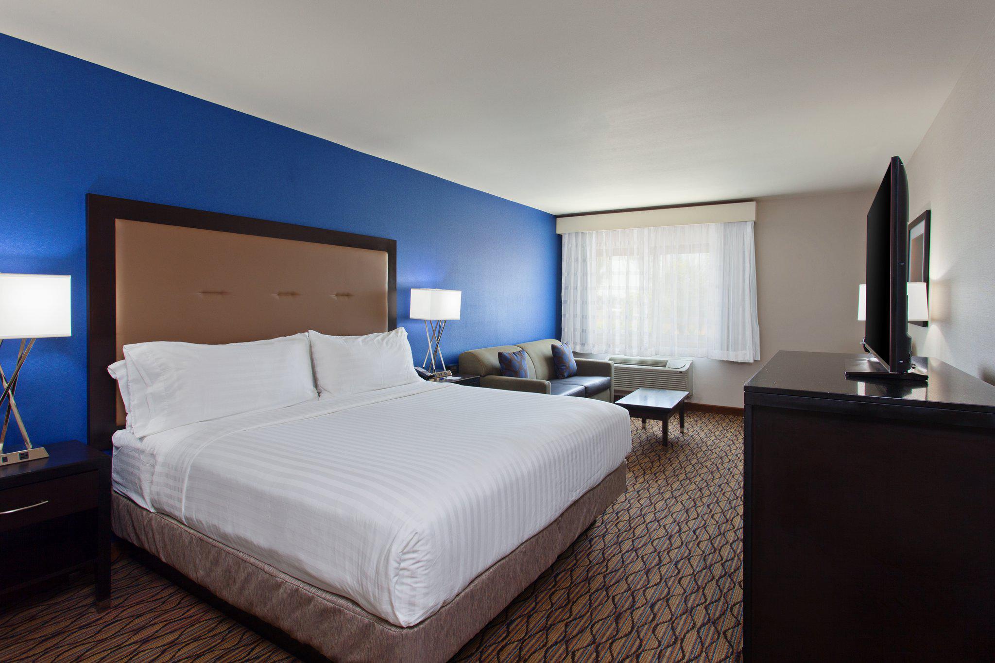 Holiday Inn Express Colton-Riverside North Photo