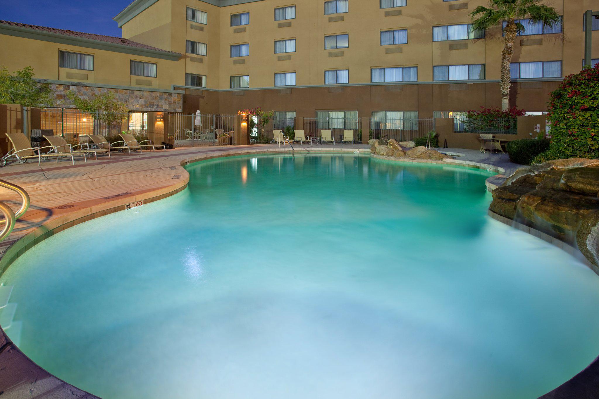 Holiday Inn Express & Suites Phoenix/Chandler (Ahwatukee) Photo