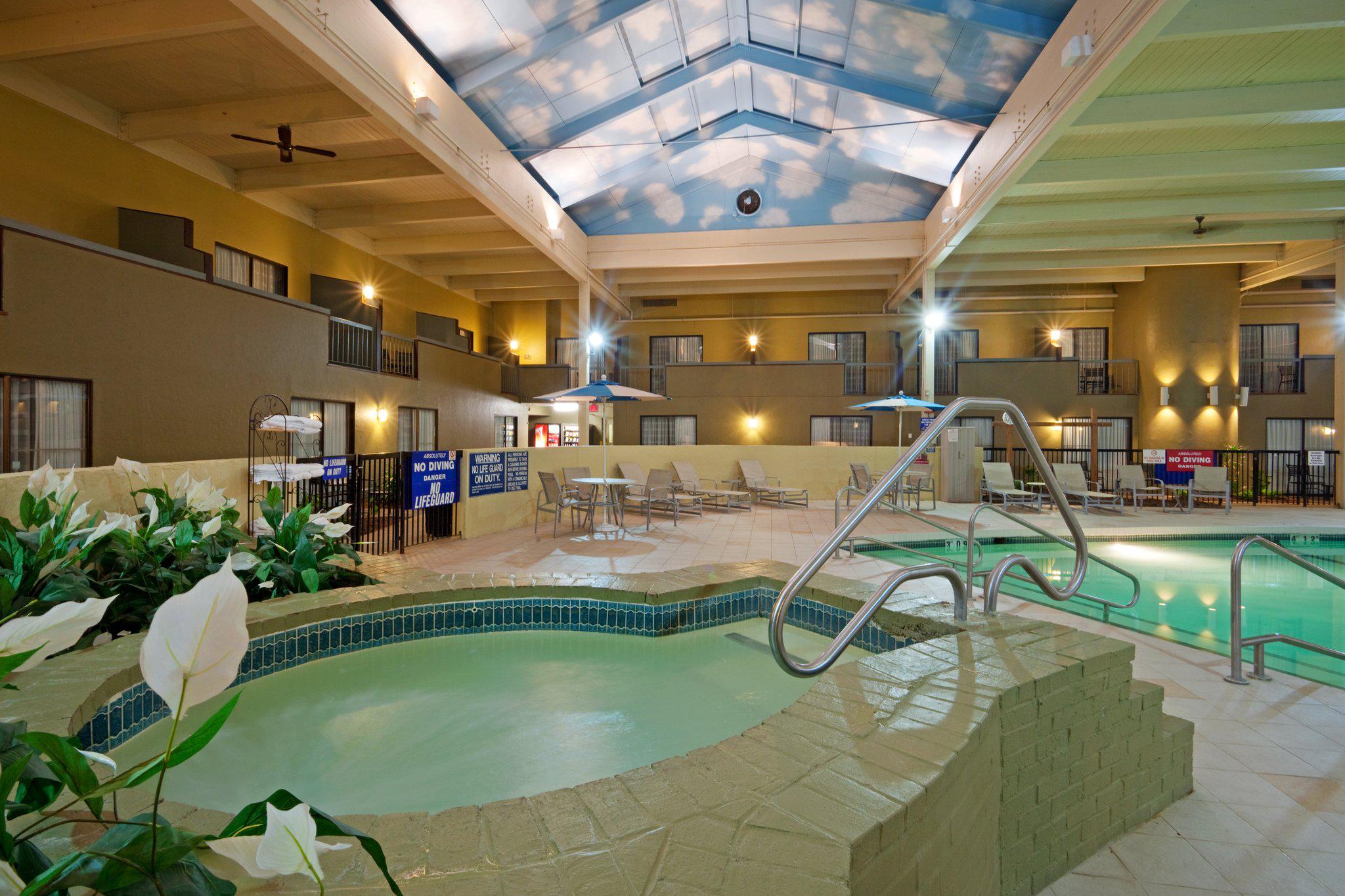 Holiday Inn Mansfield-Foxboro Area Photo