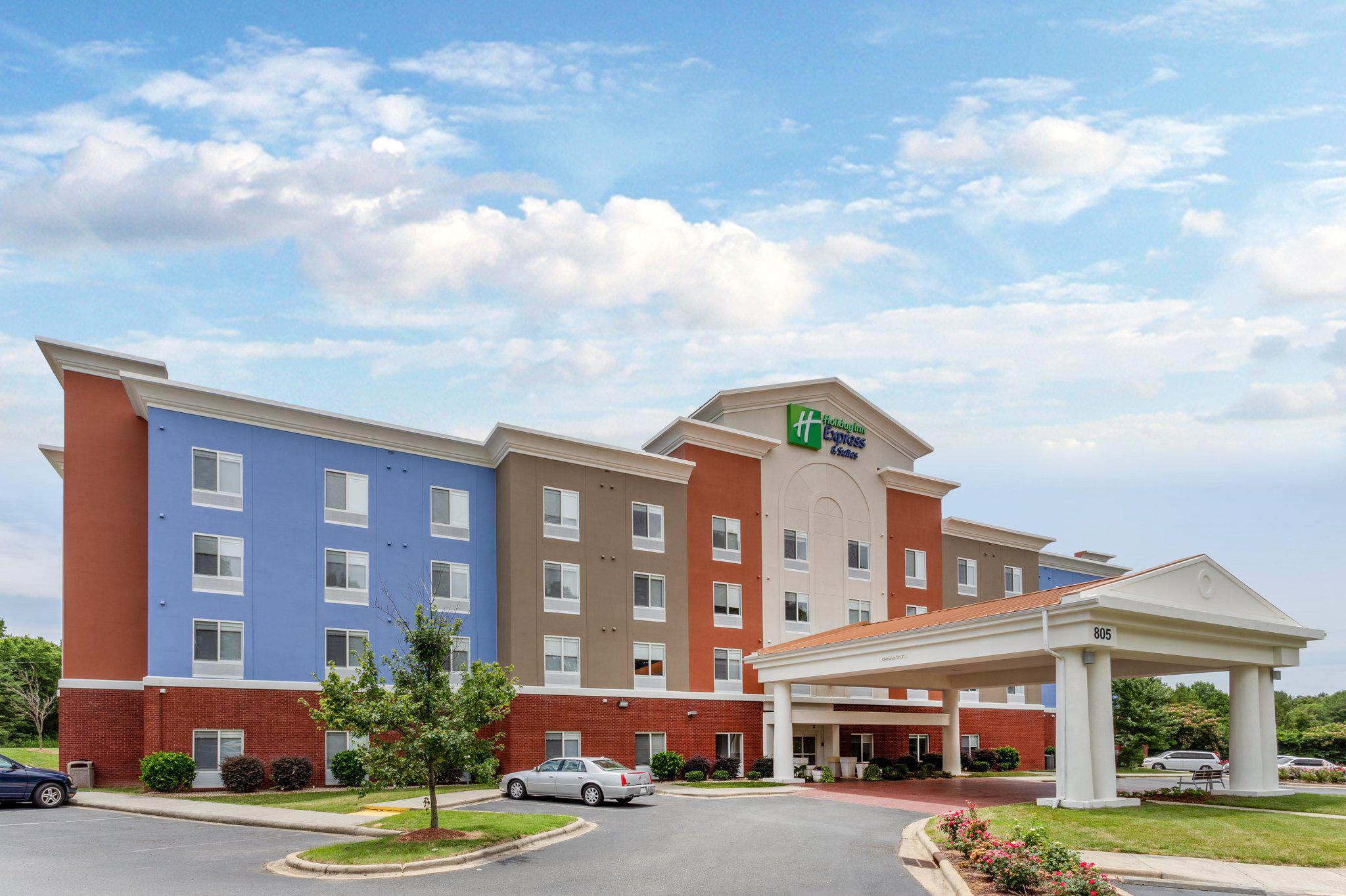 Holiday Inn Express & Suites Charlotte- Arrowood Photo