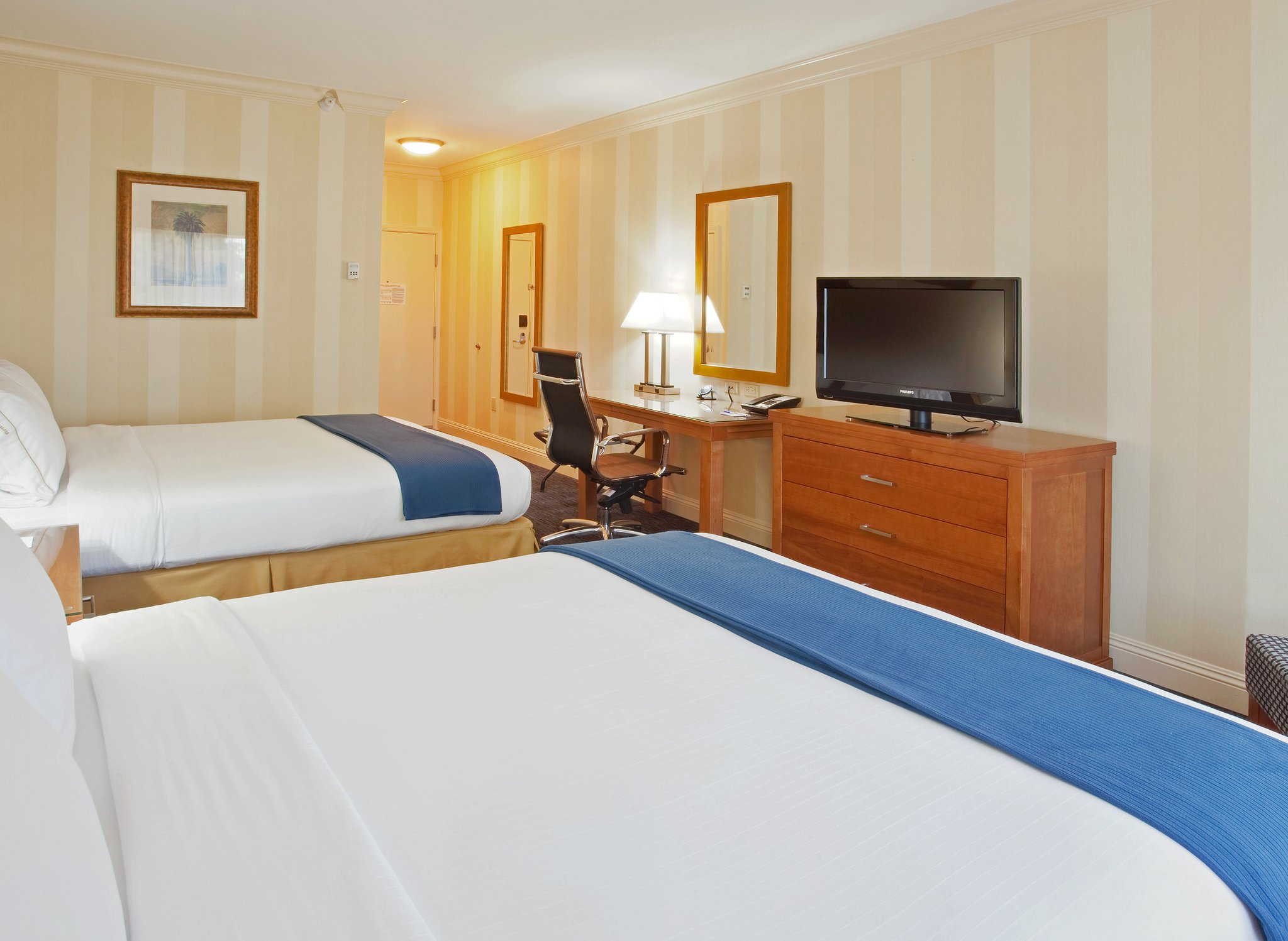 Holiday Inn Express & Suites Santa Cruz by IHG Image