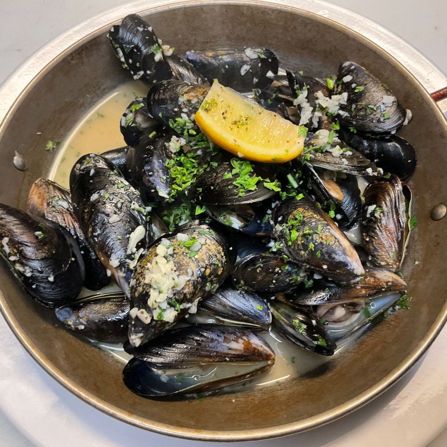 Sauteed Mussels with Garlic & WIne