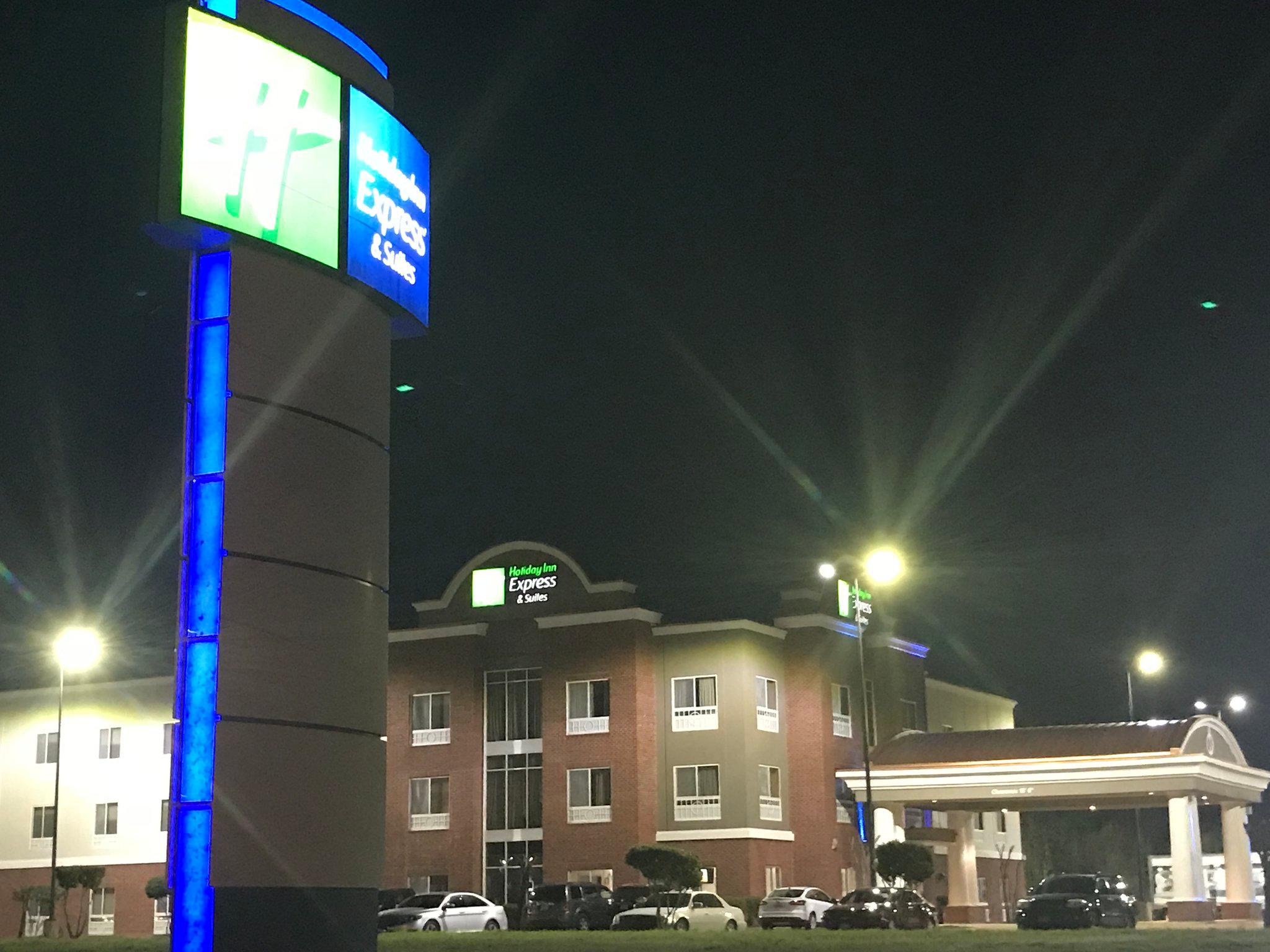 Holiday Inn Express & Suites Canton Photo