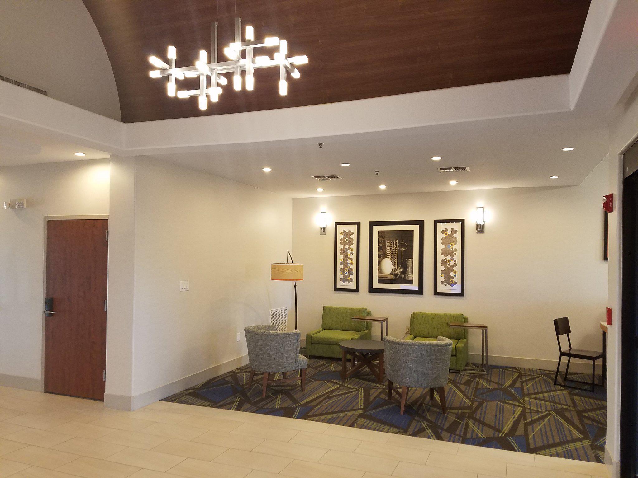 Holiday Inn Express & Suites Rio Grande City Photo