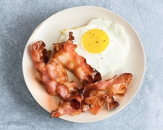 2 Huevos Cualquier Estilo Con Tocineta O Šalchicha / 2 Eggs with Bacon or Ham or Sausages