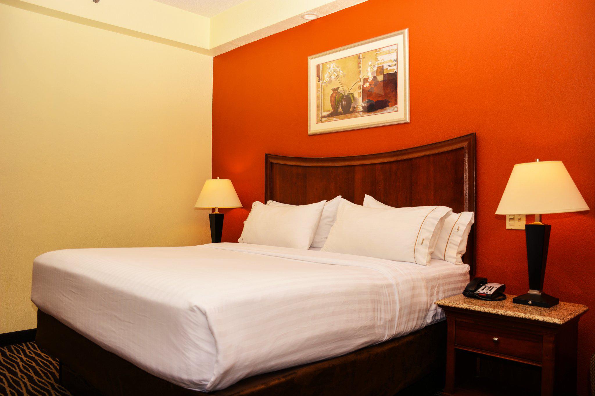 Holiday Inn Express & Suites Fayetteville-Ft. Bragg Photo