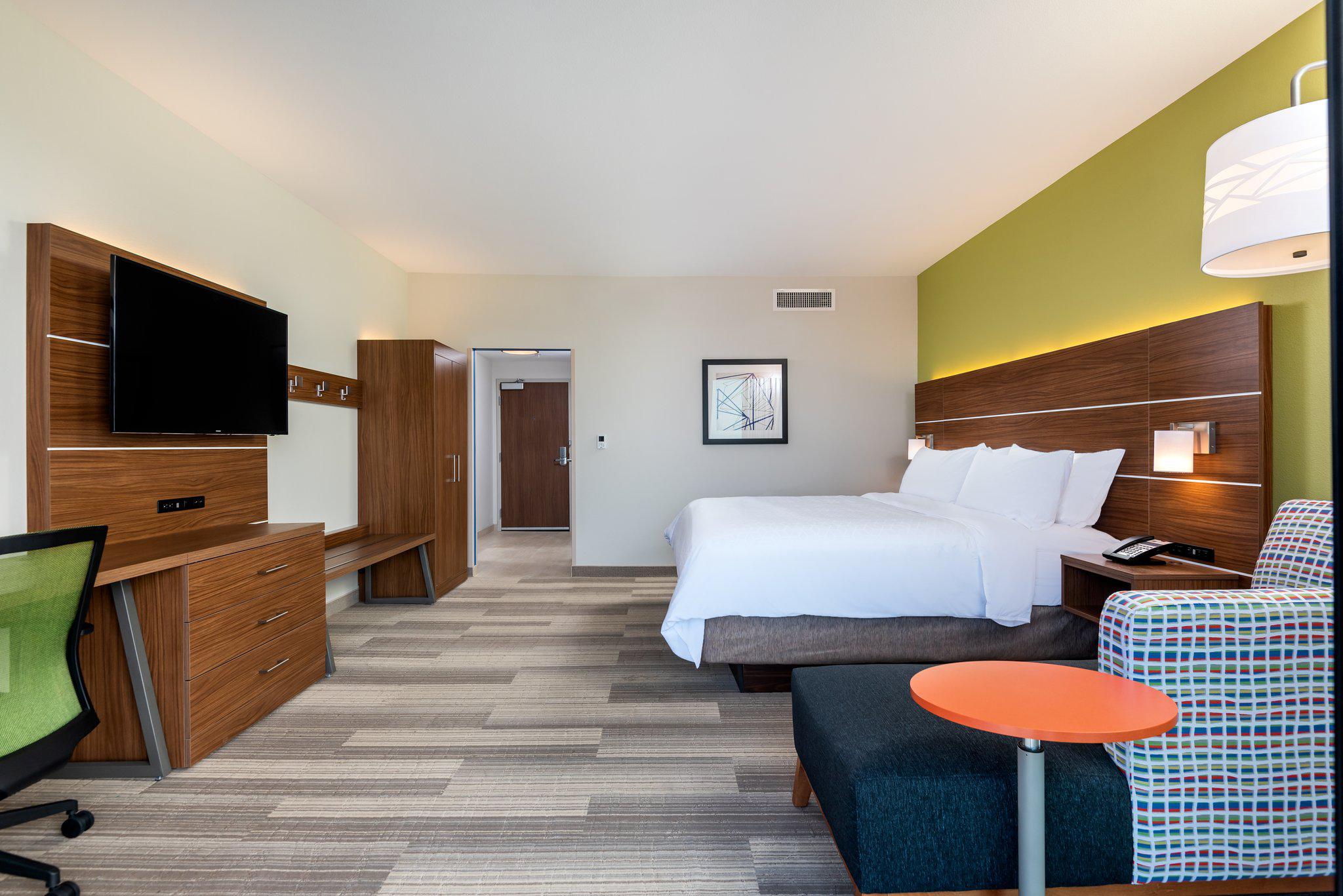 Holiday Inn Express & Suites Santa ANA - Orange County Photo