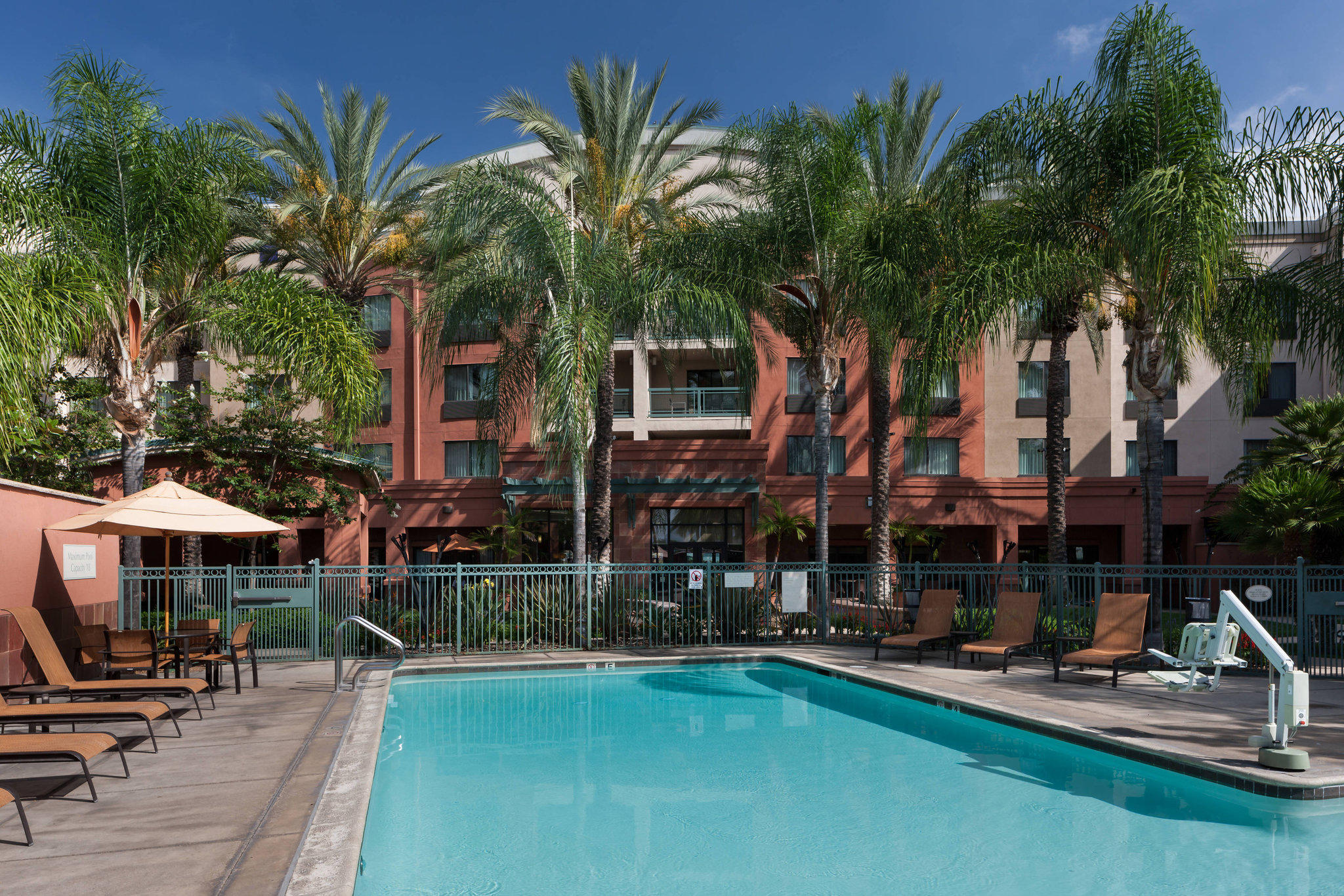 Courtyard by Marriott Los Angeles Burbank Airport Photo