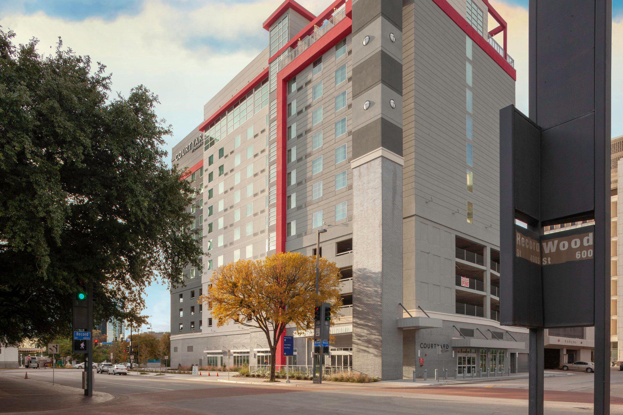 Courtyard by Marriott Dallas Downtown/Reunion District Photo