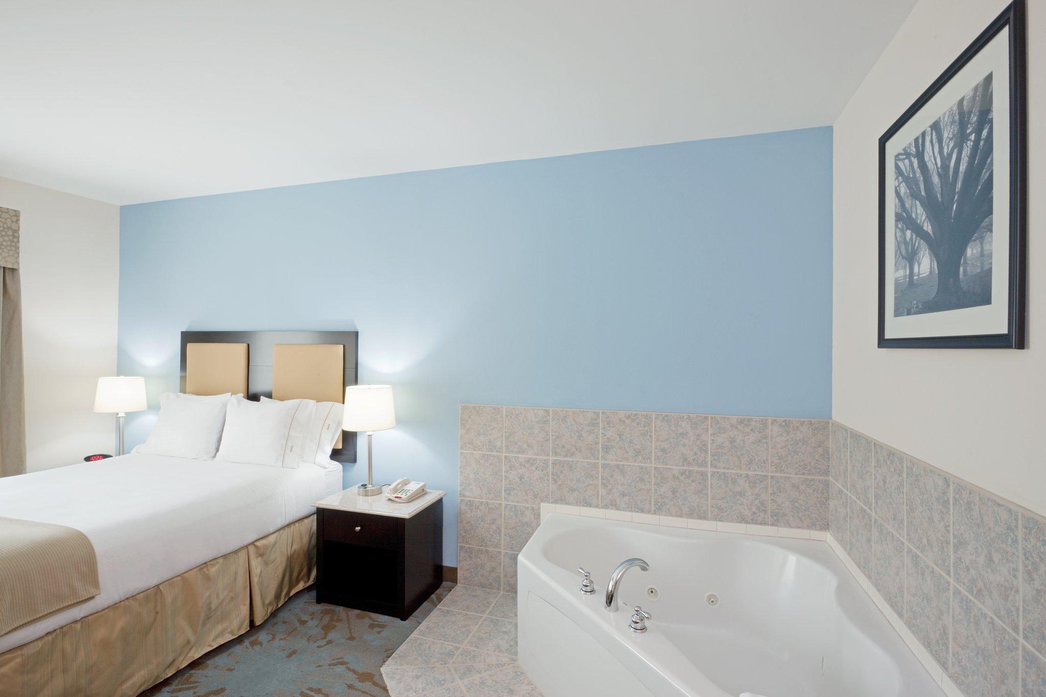 Holiday Inn Express Plainville - Foxboro Area Photo