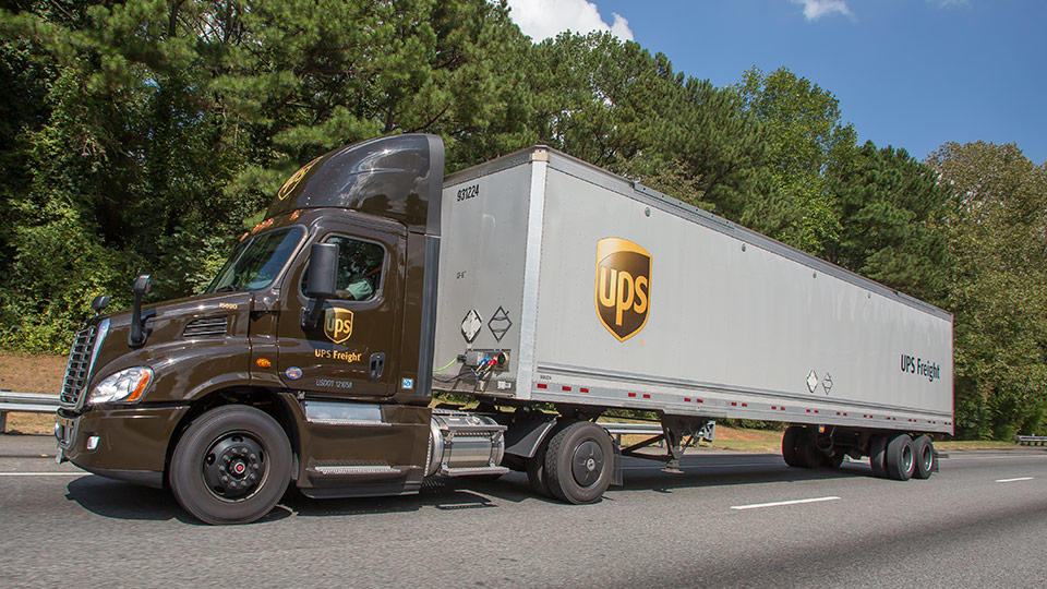 Un camión de carga de UPS atraviesa las montañas.