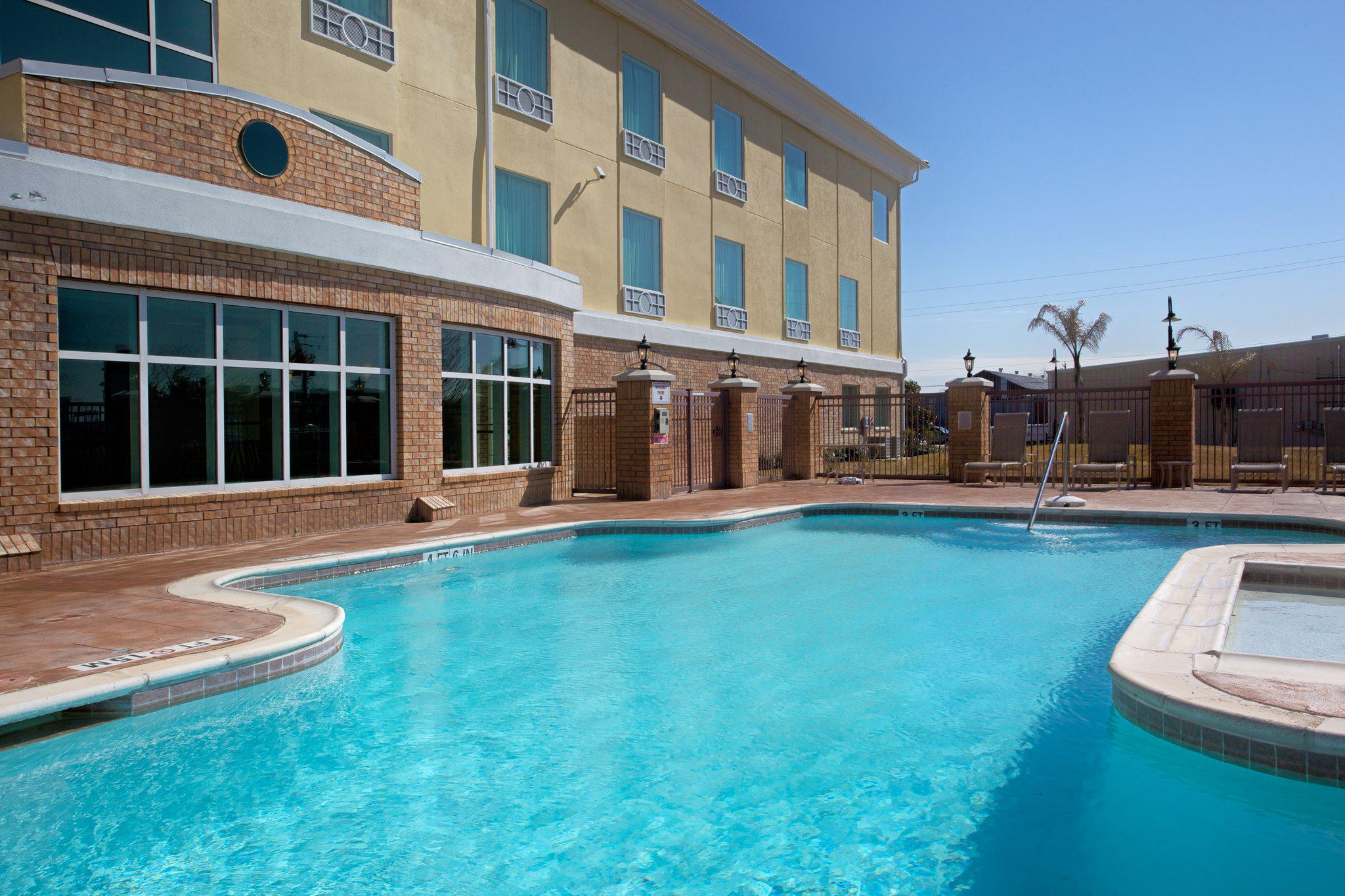 Holiday Inn Express & Suites Pearland Photo