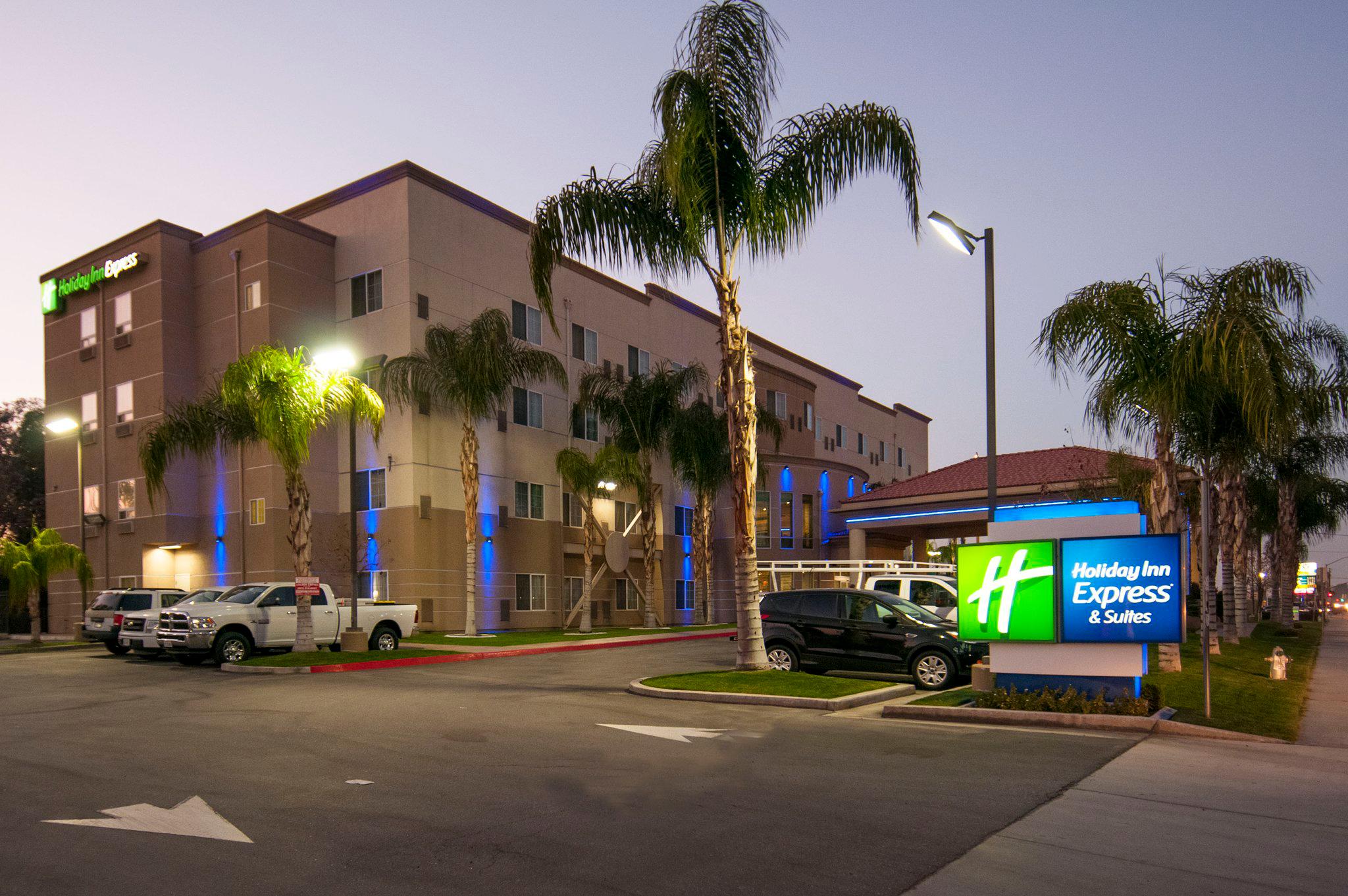 Holiday Inn Express & Suites Bakersfield Central Photo