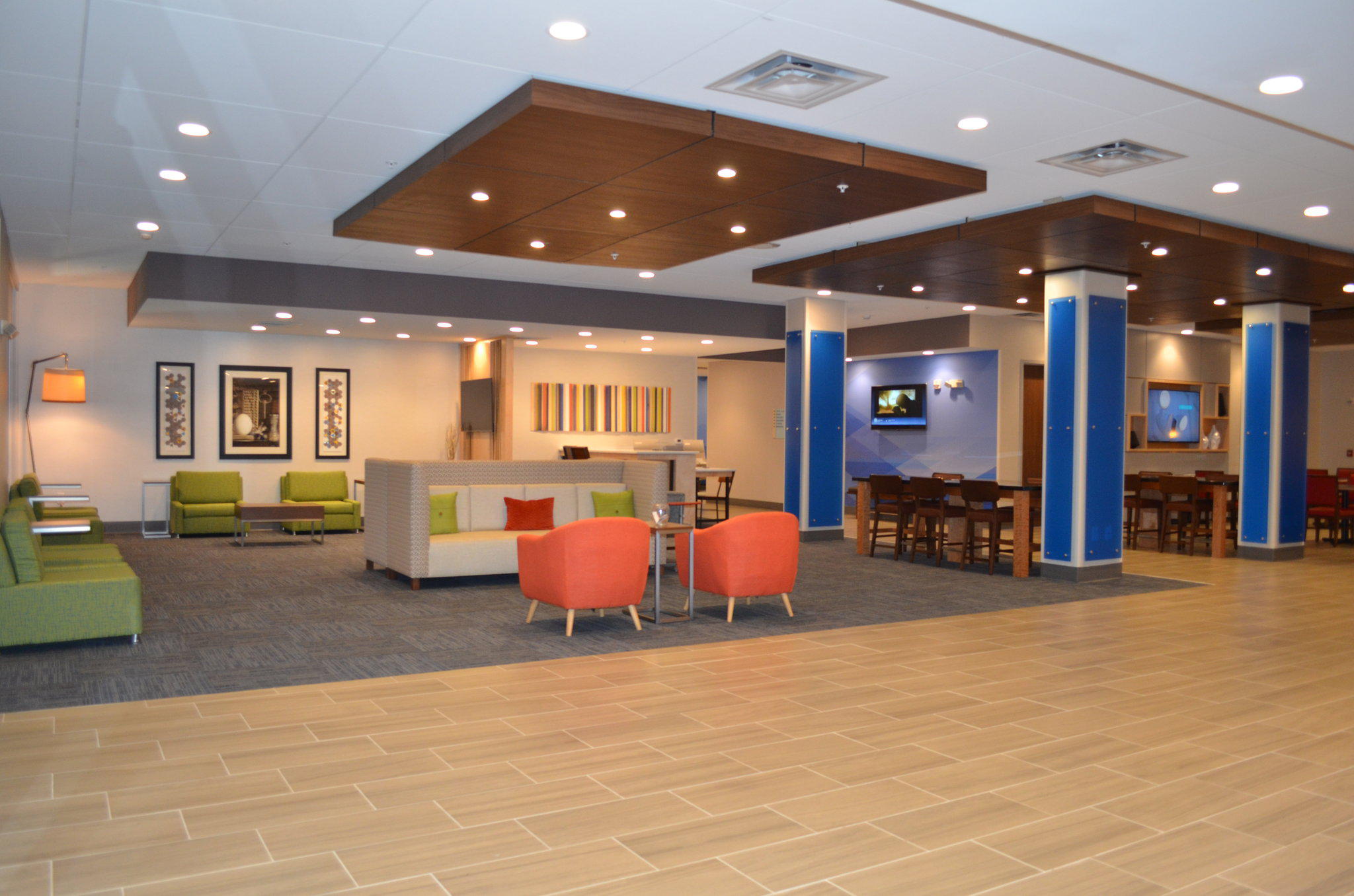 Holiday Inn Express & Suites Charlotte NE - University Area Photo