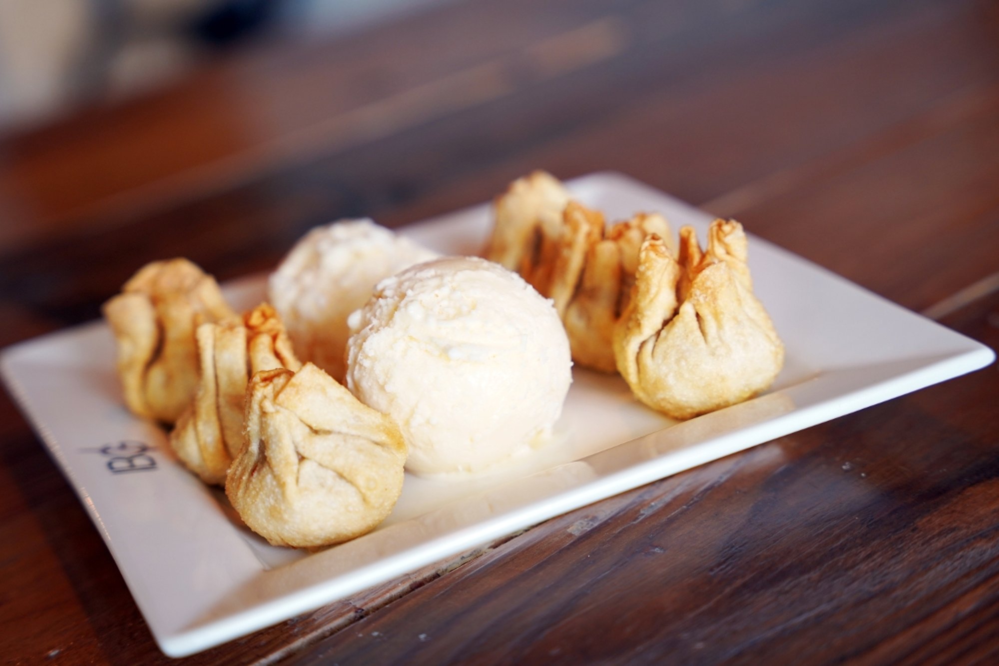 Date Wontons with Ice Cream (6 pcs)