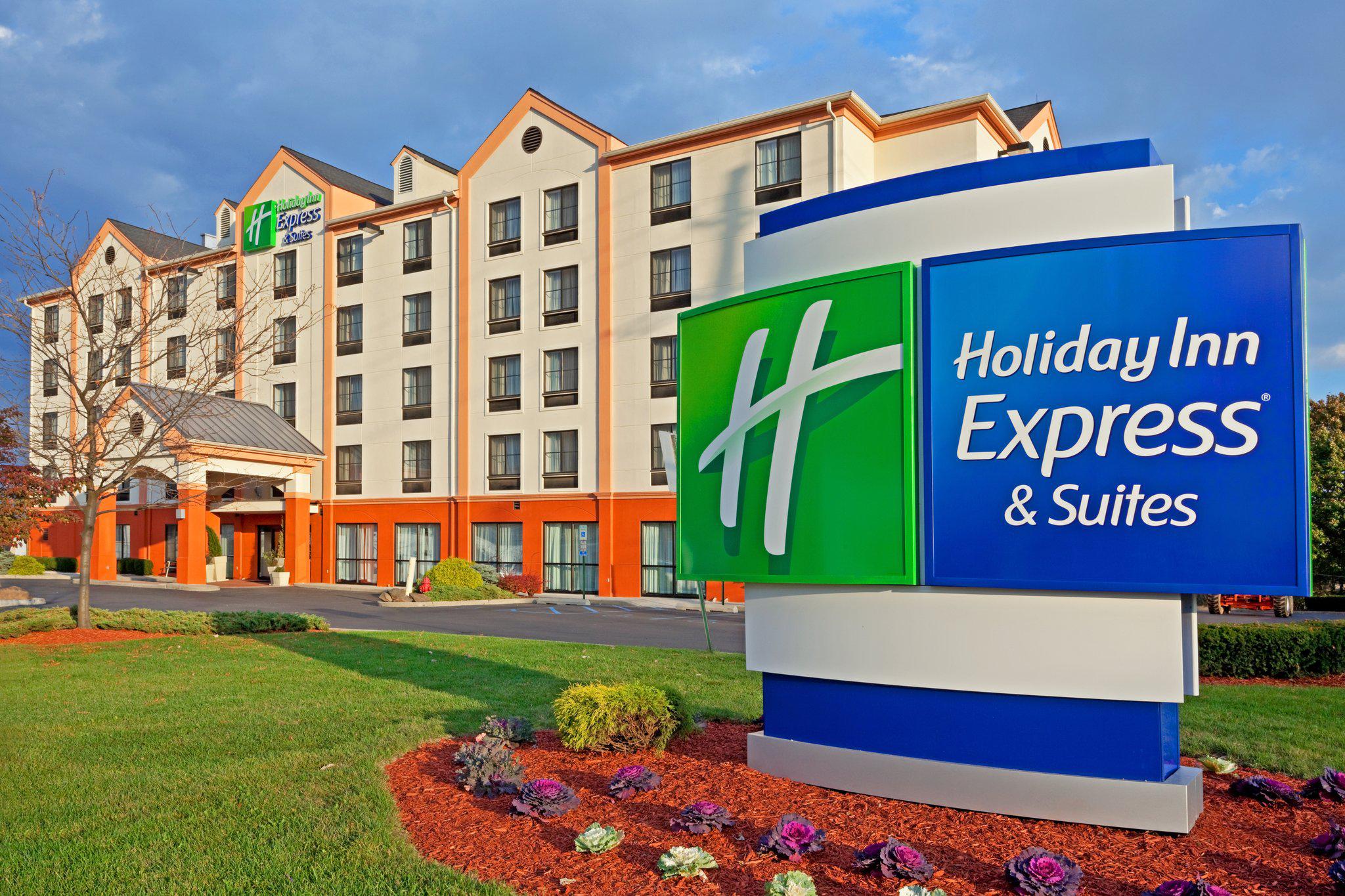 Holiday Inn Express & Suites Meadowlands Area Photo