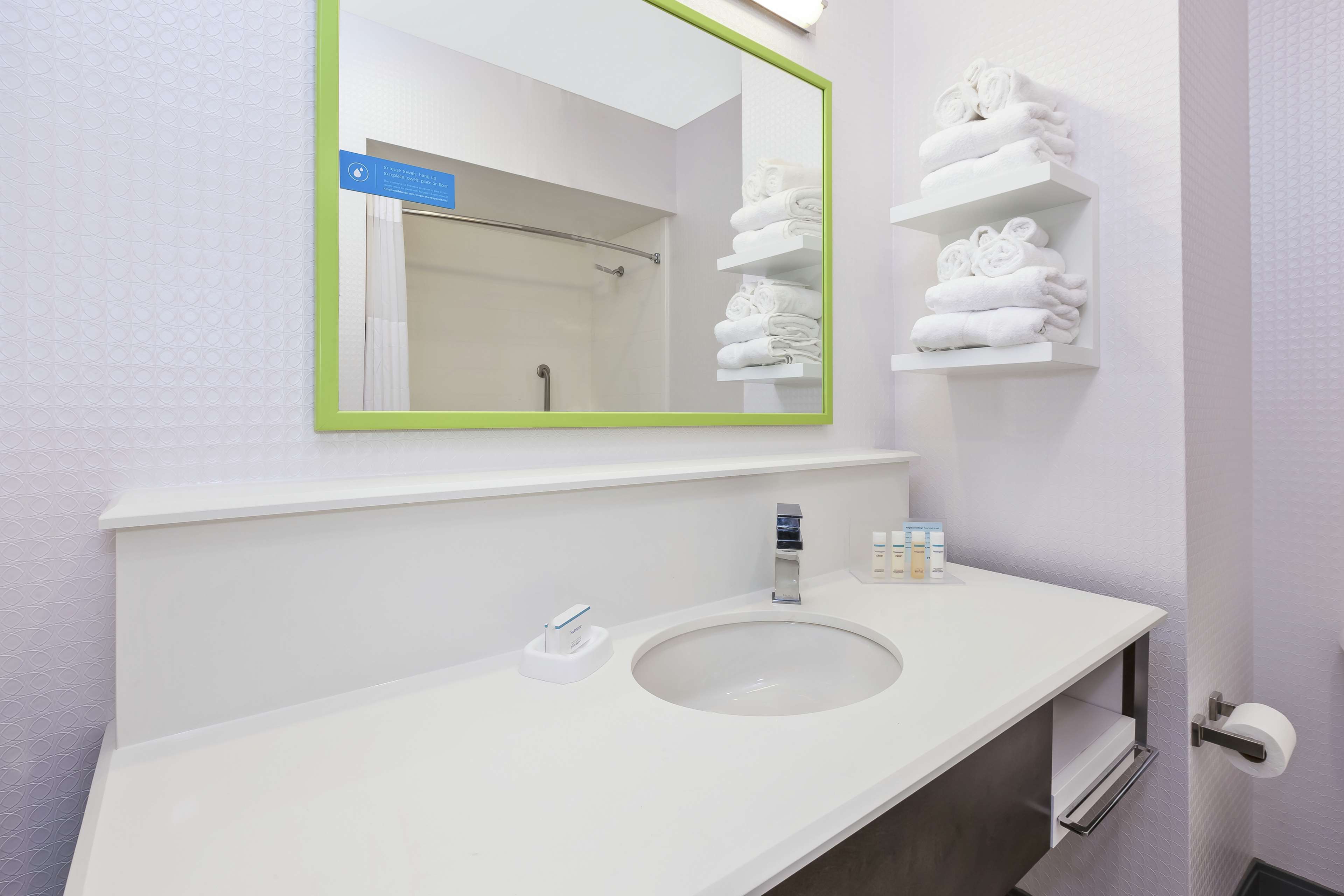 Guest room bath