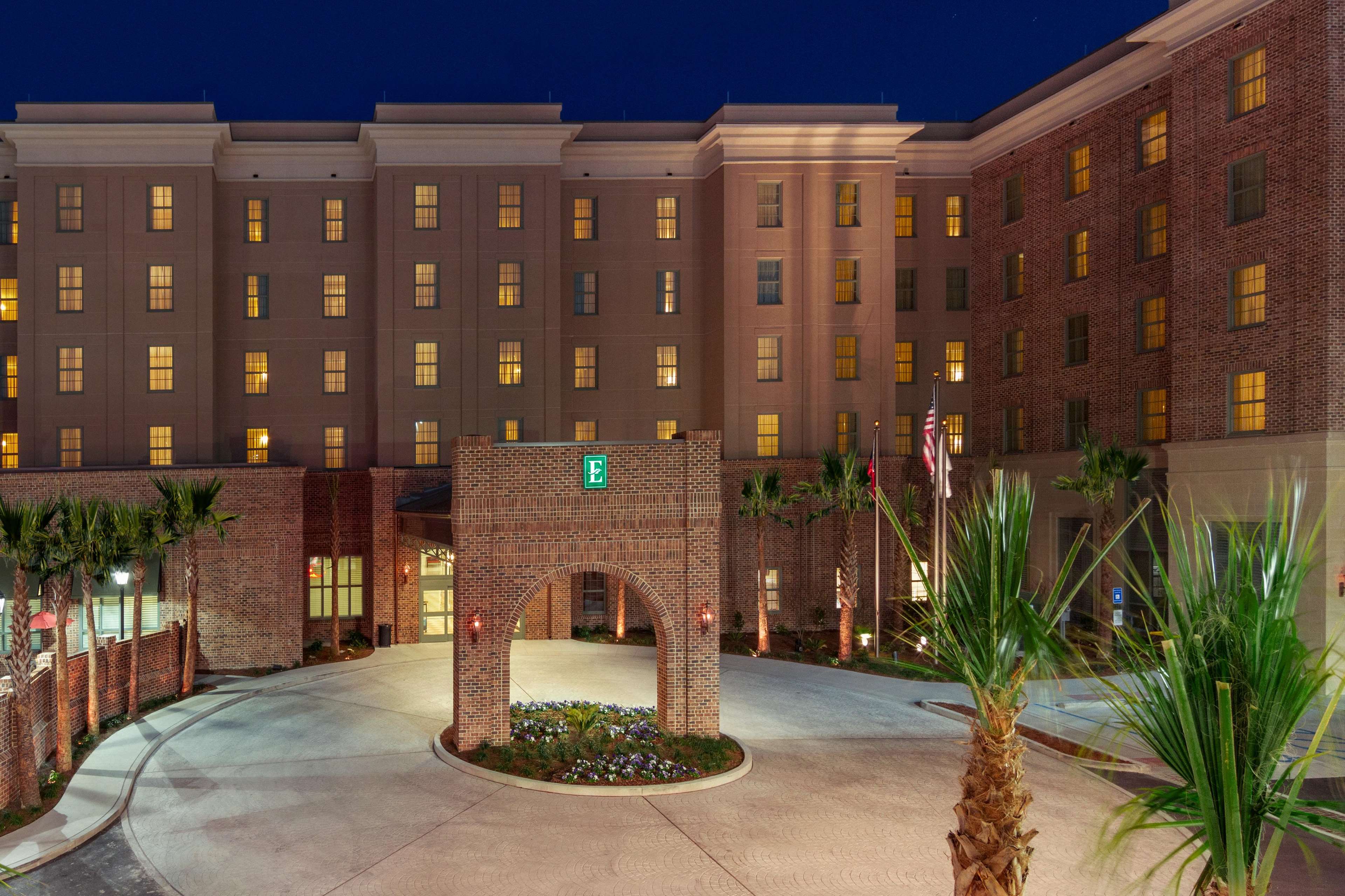 Embassy Suites by Hilton Savannah Photo