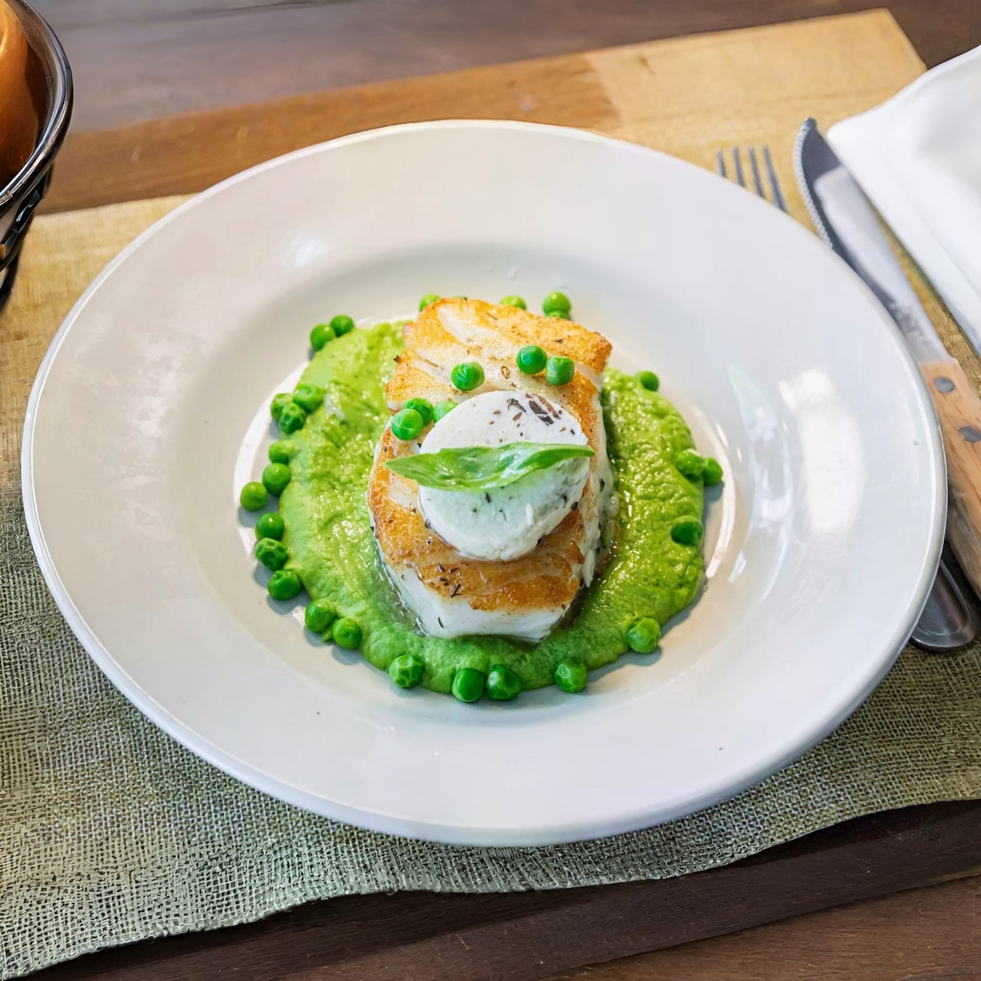 Bar Du Chili Poêlé, Avec Purée De Petit Pois Et Beurre De Truffe Noire
