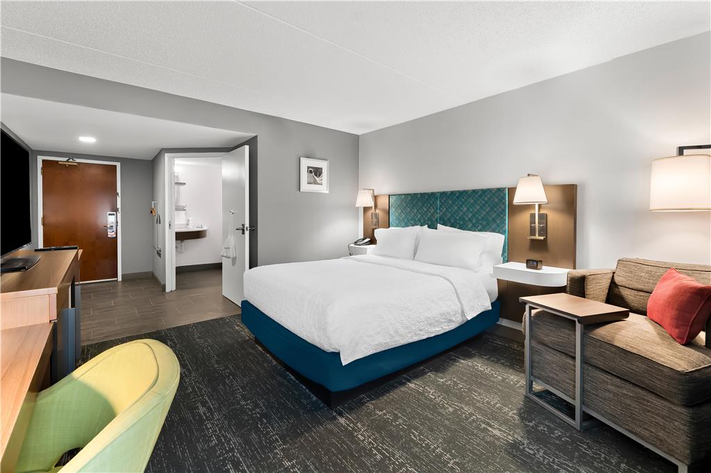 Hampton Inn & Suites Newtown Image