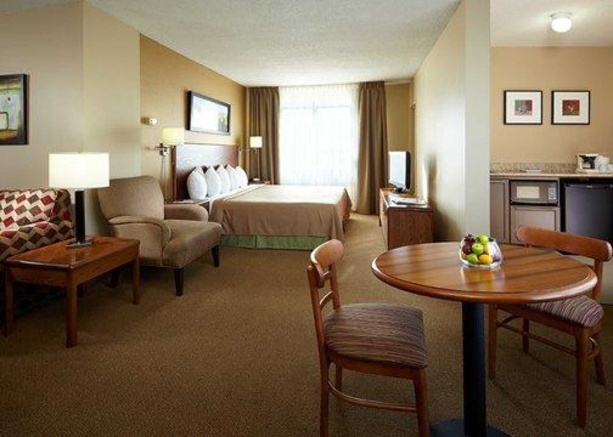 Images Quality Inn & Suites P.E. Trudeau Airport