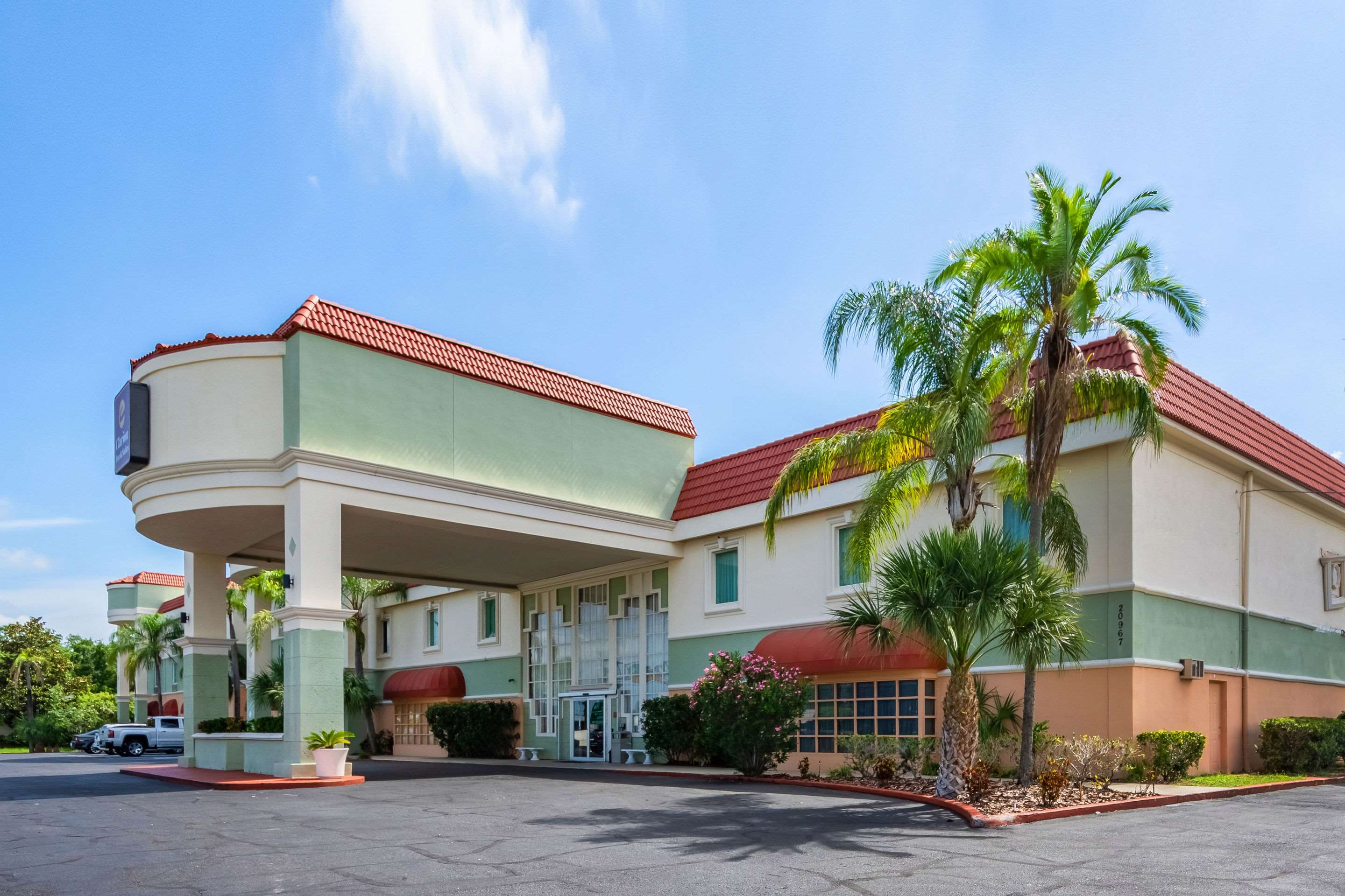 Clarion Inn & Suites Clearwater Central Photo