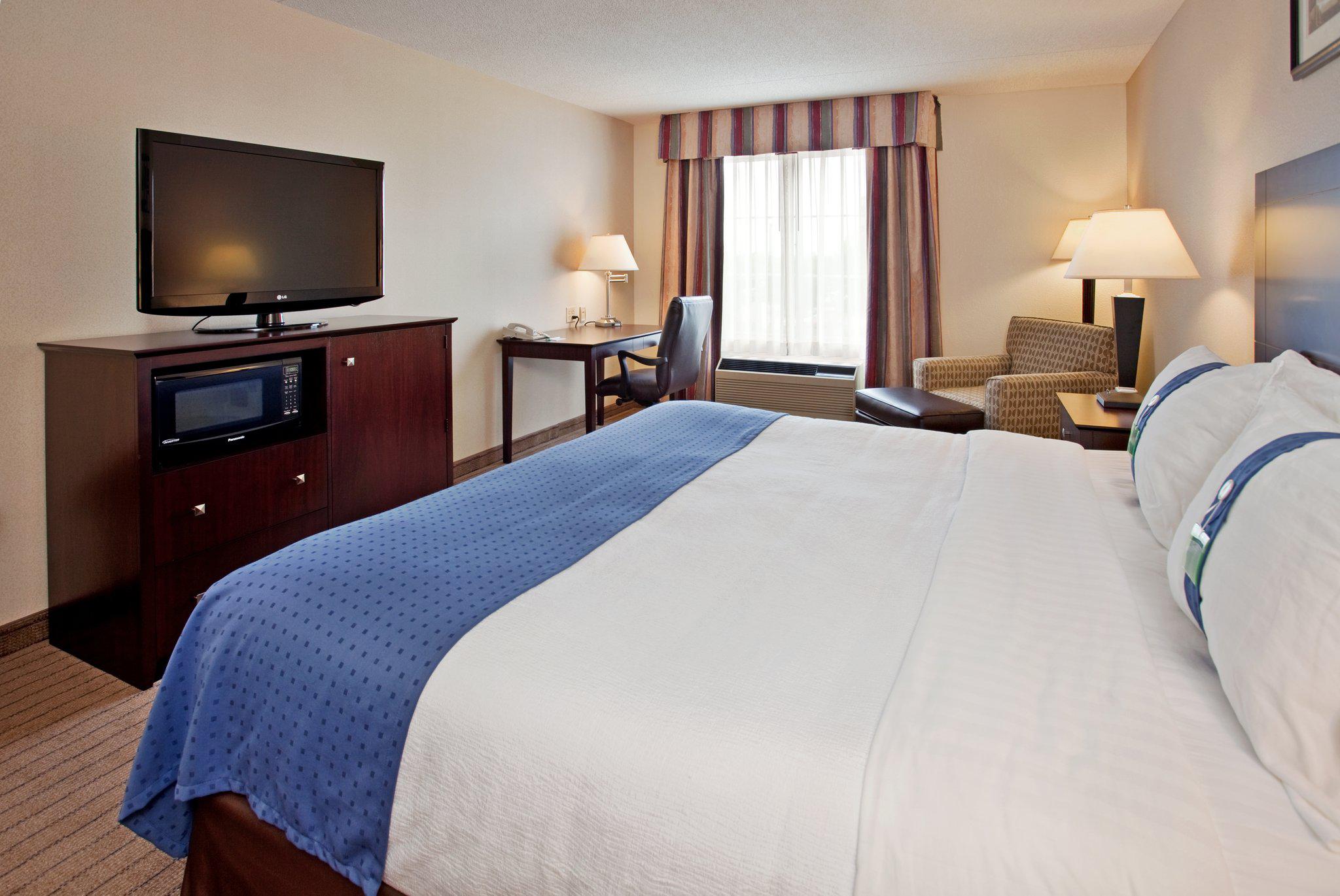 Holiday Inn & Suites Overland Park-Conv Ctr Photo