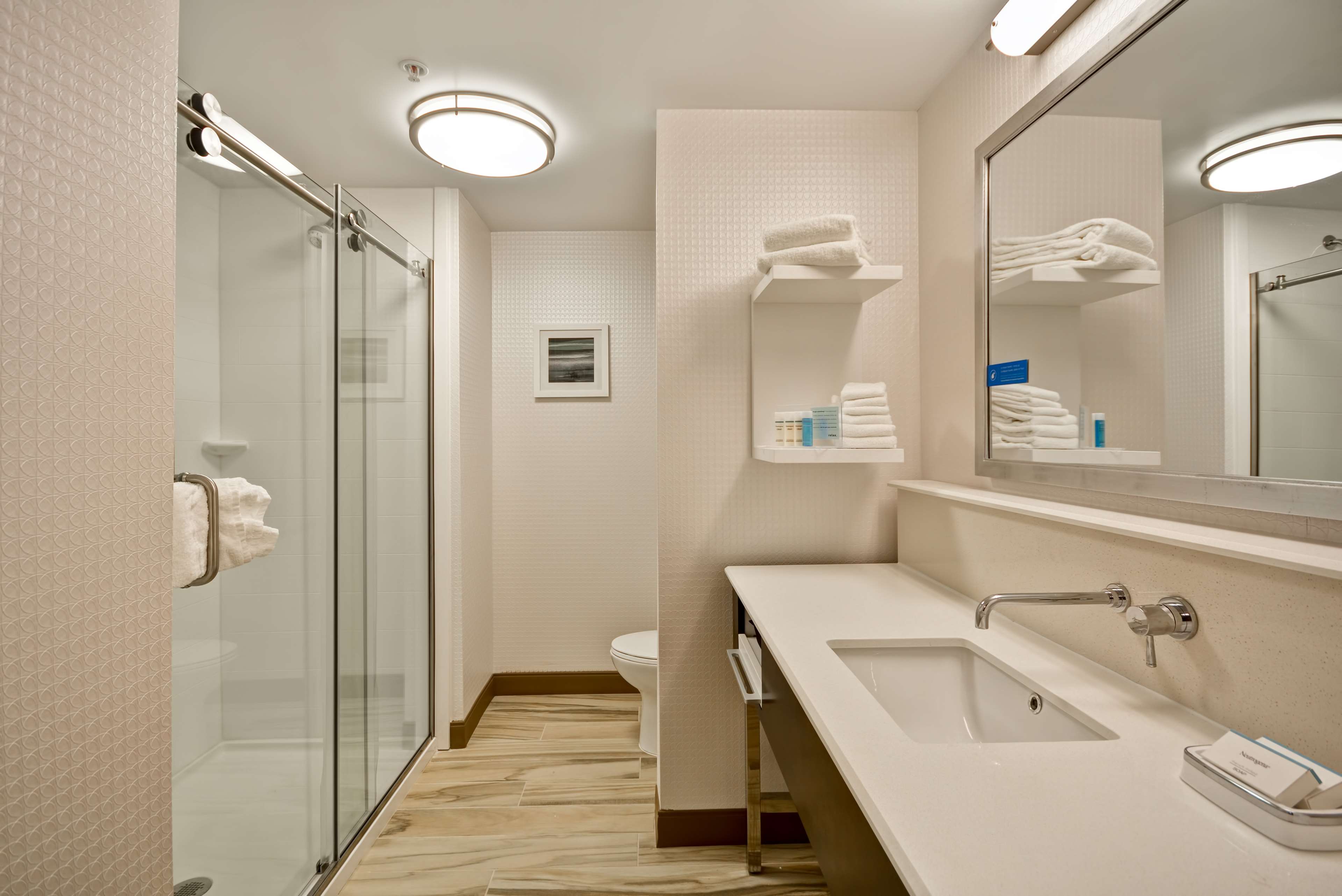 Guest room bath