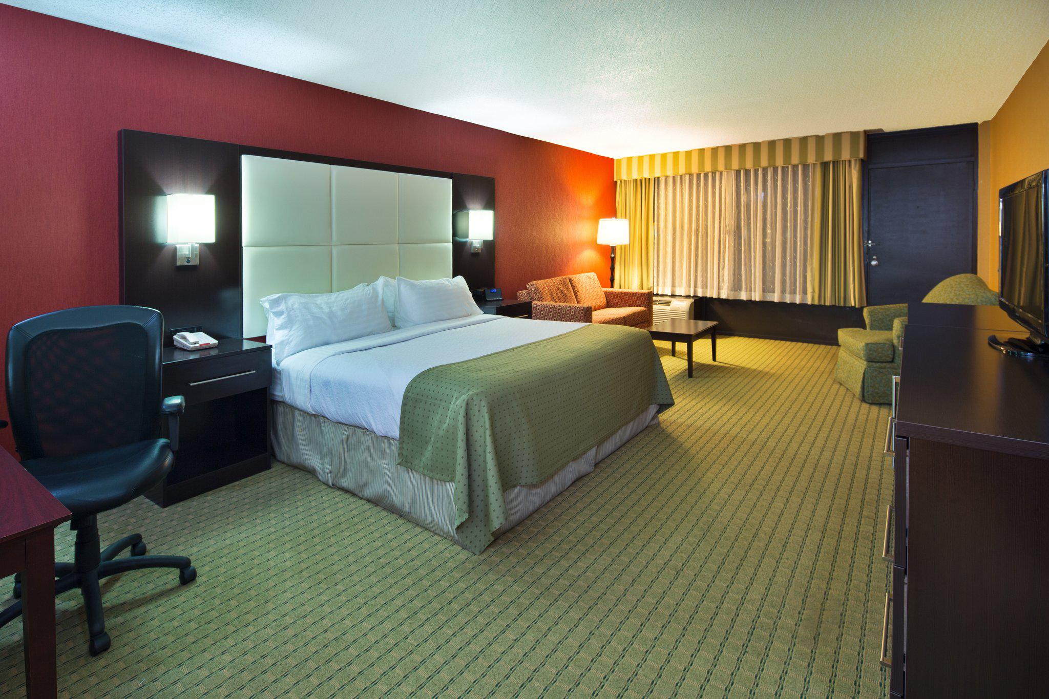 Holiday Inn & Suites Nashua Photo