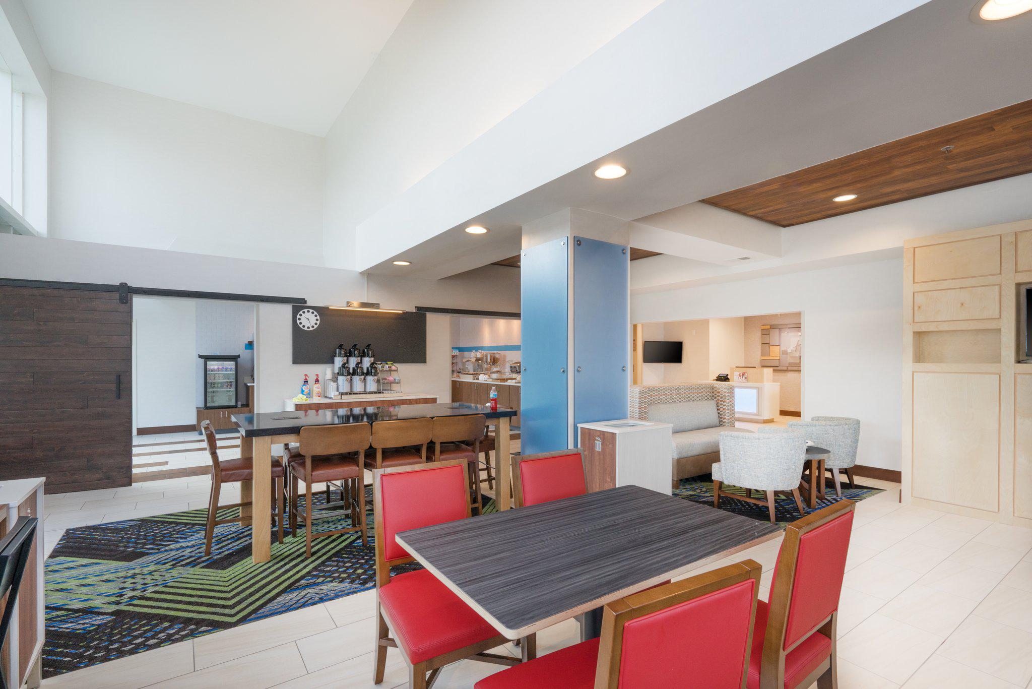 Holiday Inn Express & Suites Frankfort Photo