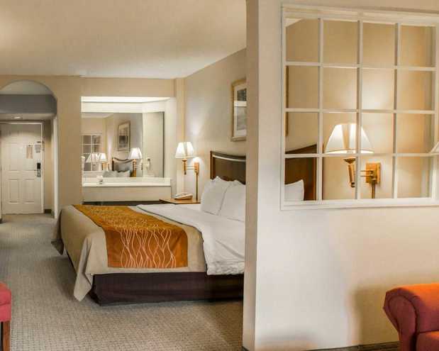 Images Rodeway Inn & Suites On The River